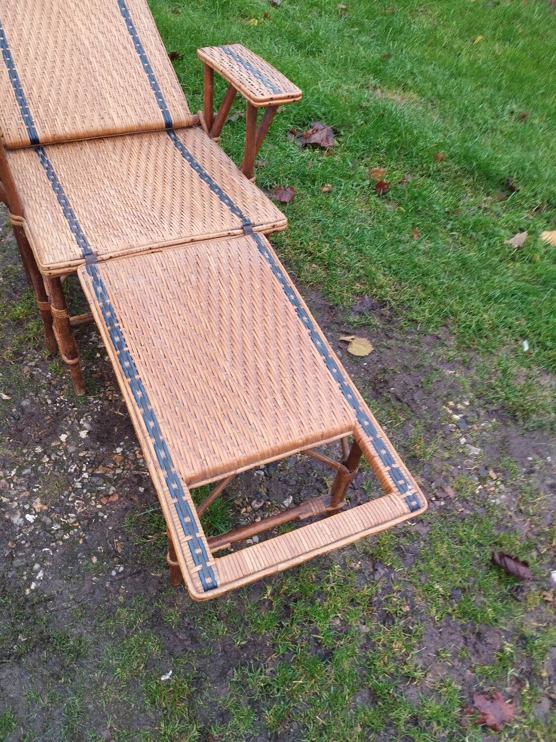 Vintage rattan chaise longue