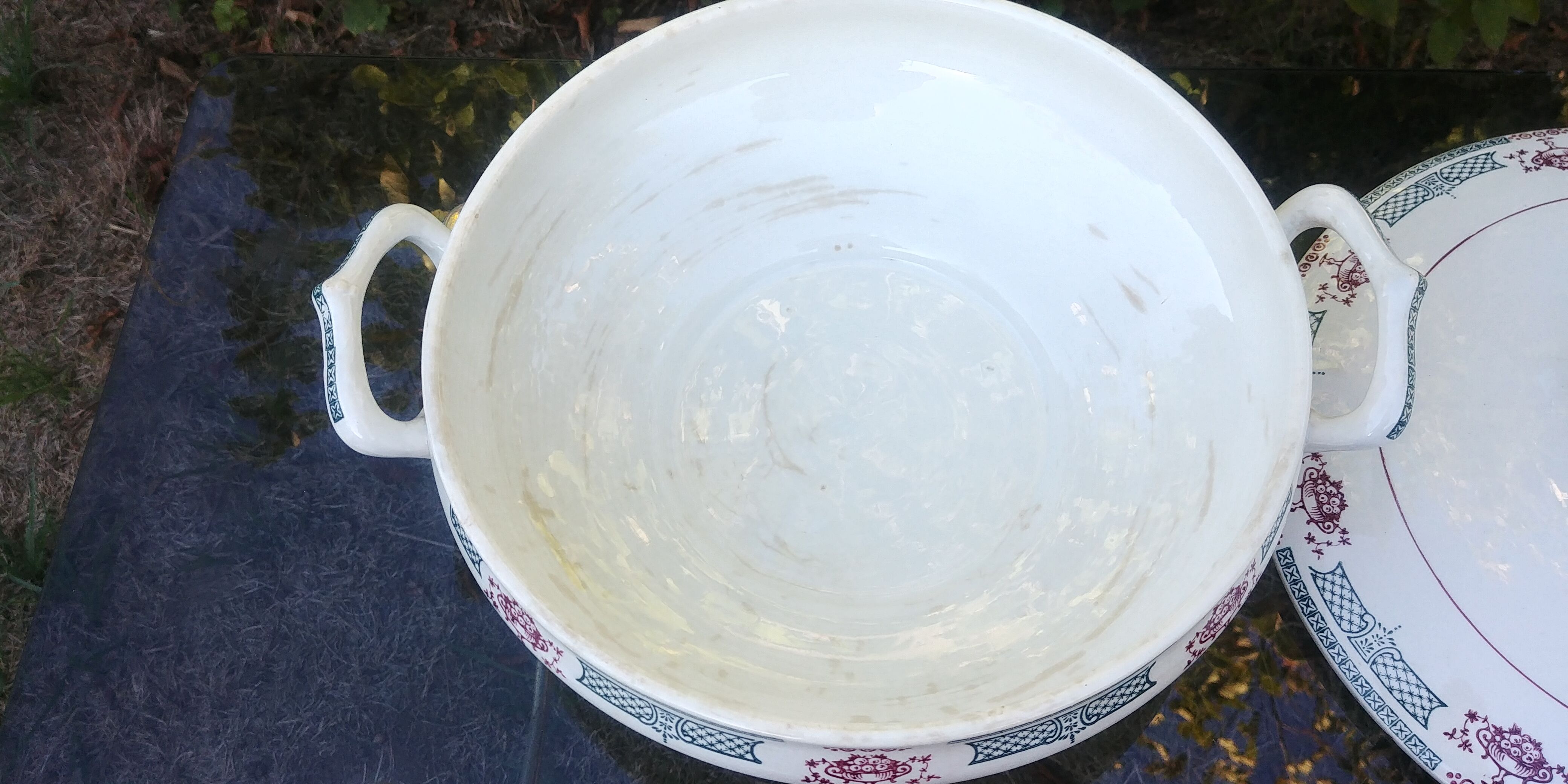 Soup dish of the Saint Amand faienceries of the new ceramic factories in the north