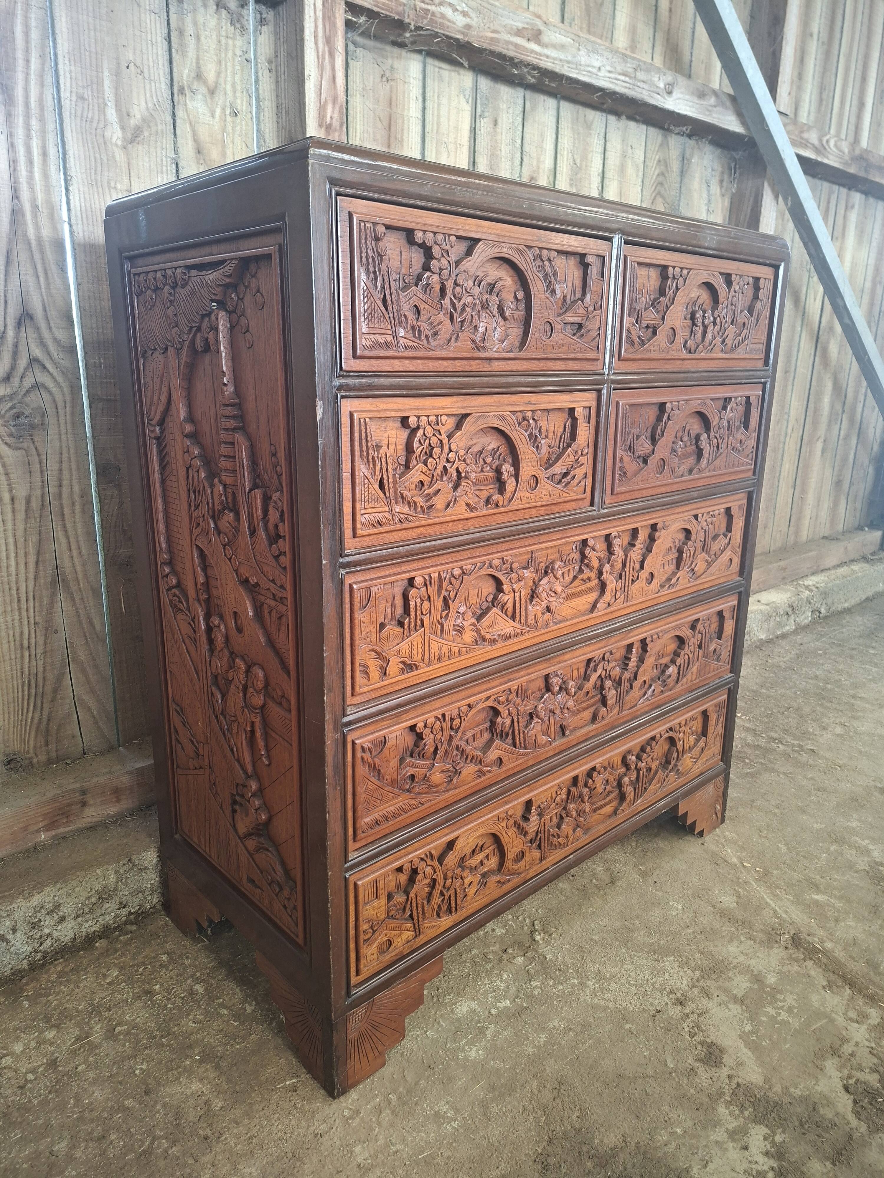 Commode / chiffonnier asiatique en bois sculpté – XXe siècle ( omb)