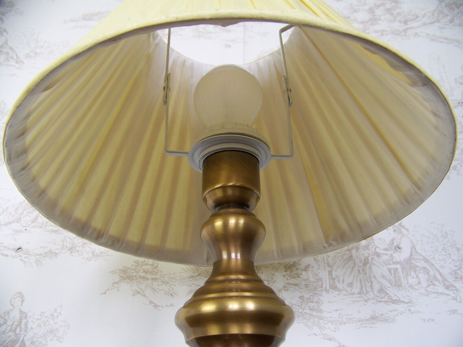 Vintage Brass Table Lamp with Round Base and Cream Pleated Shade 4352