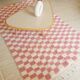 Tapis berbère Béni Ouarain à damiers rose et blanc
