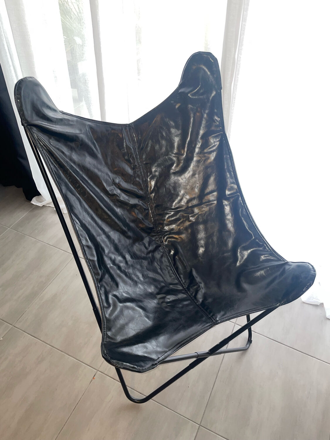Fauteuil papillon en similicuir en parfait état