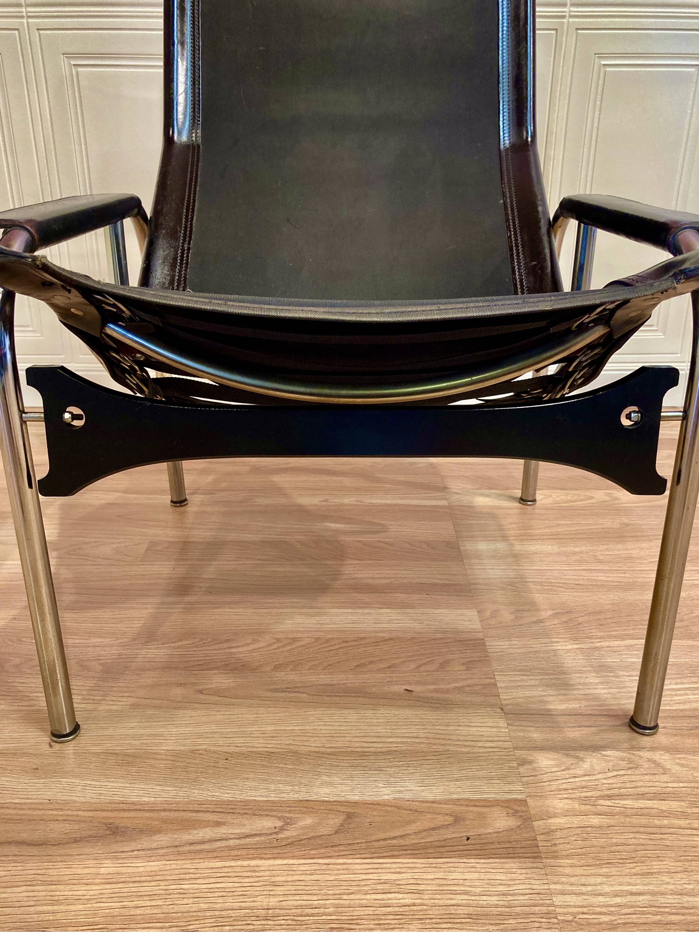 Pair of reclining black leather armchairs, "Hans Eichenberger" design, 19