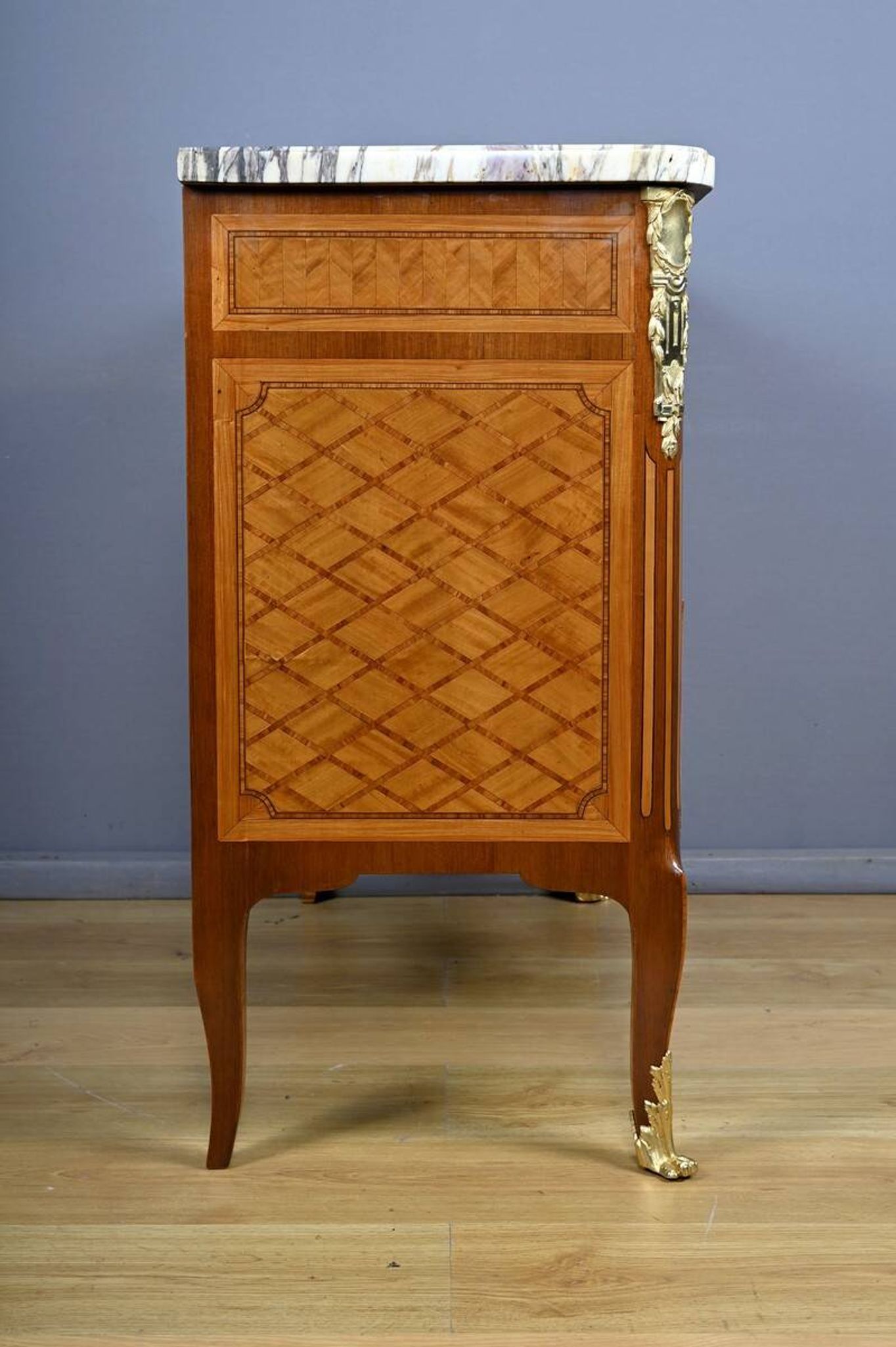 Commode Sauteuse en Marqueterie, style Transition Louis XV Louis XVI – Débu