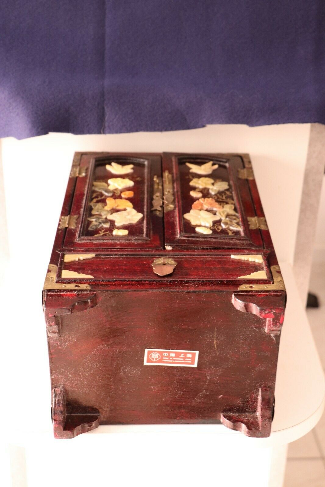 Chinese jewelry box in carved wood and inlaid stones 19th