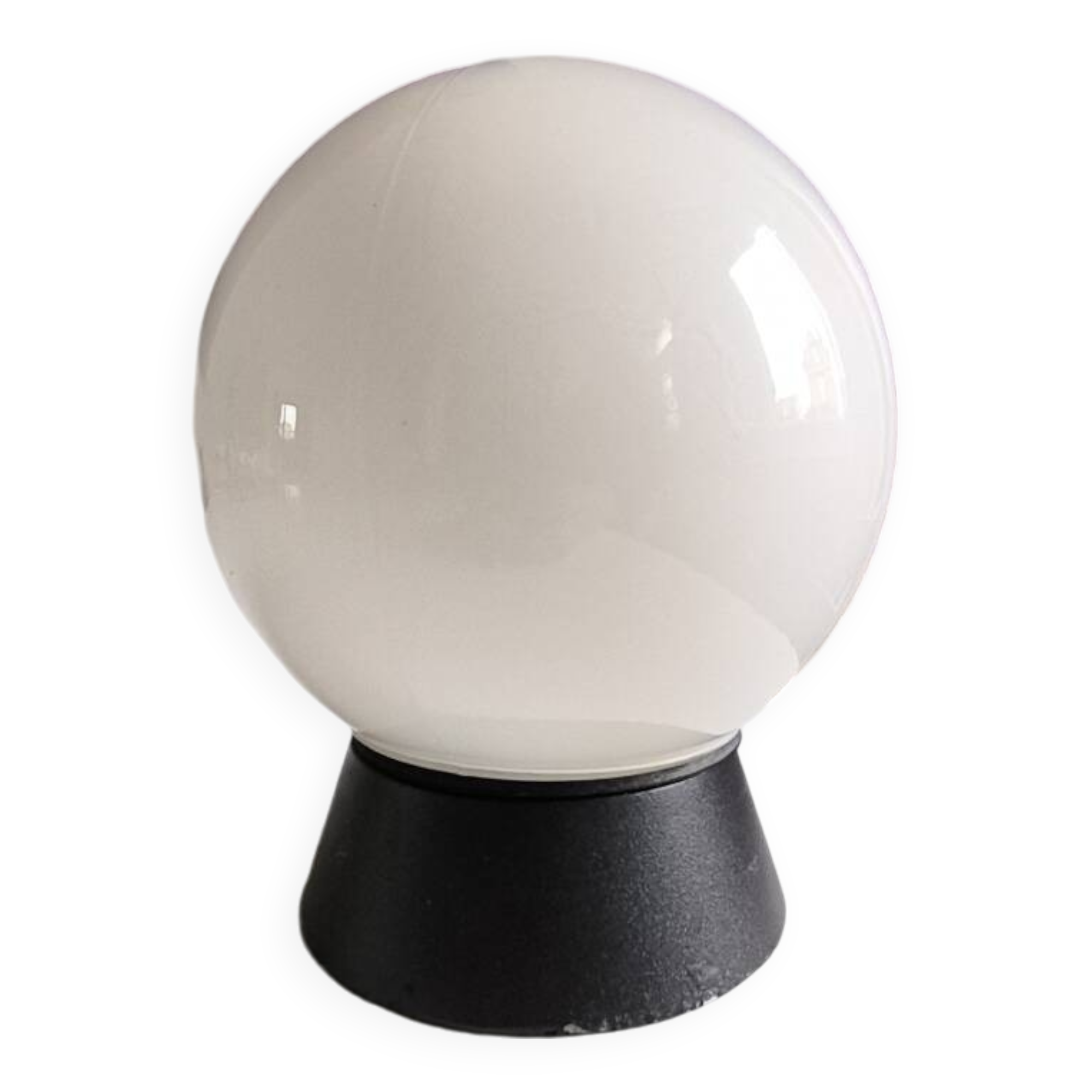 Applique boule en opaline blanche 1970