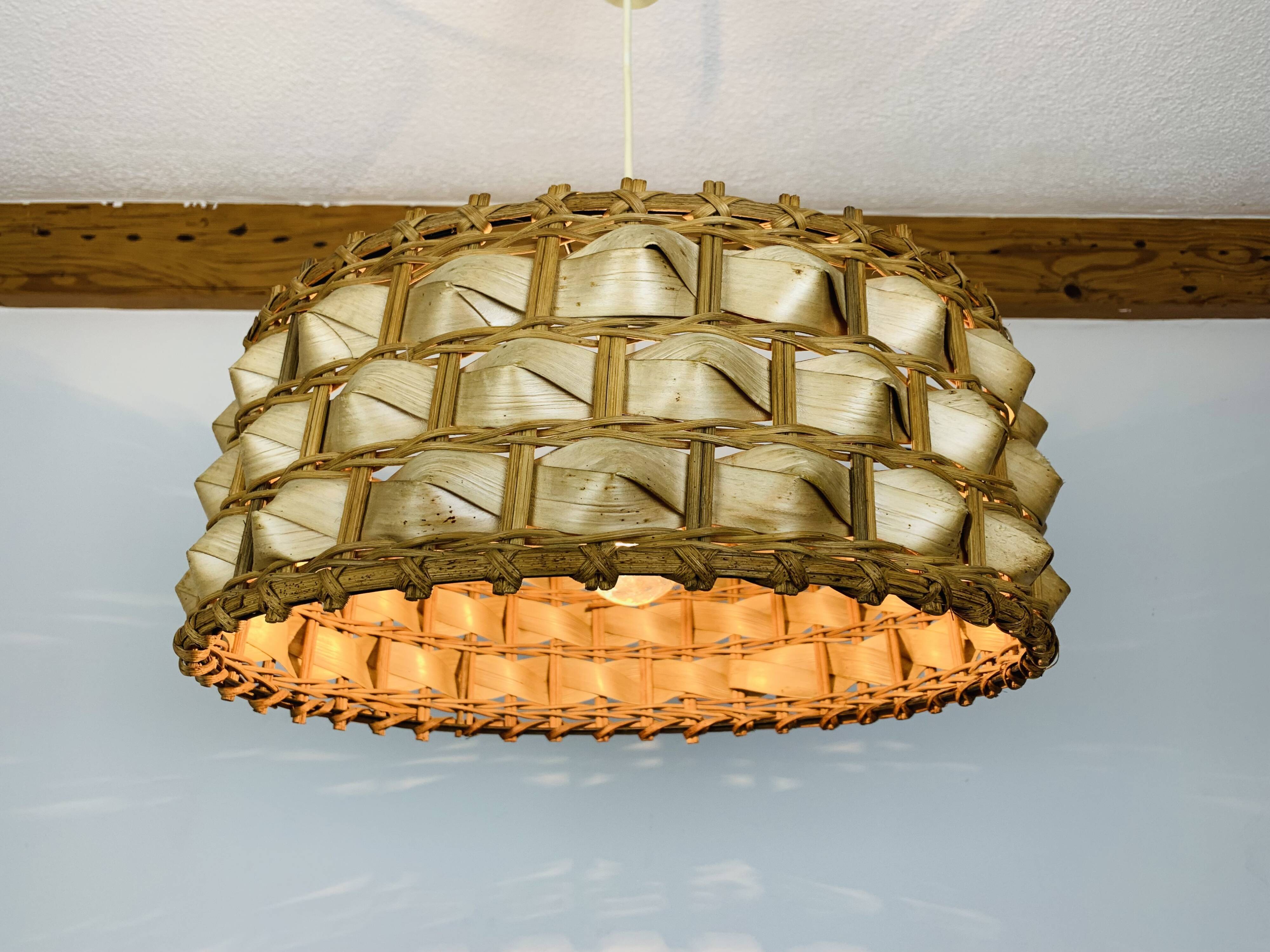 Suspension rattan and palm leaves chic jungle style