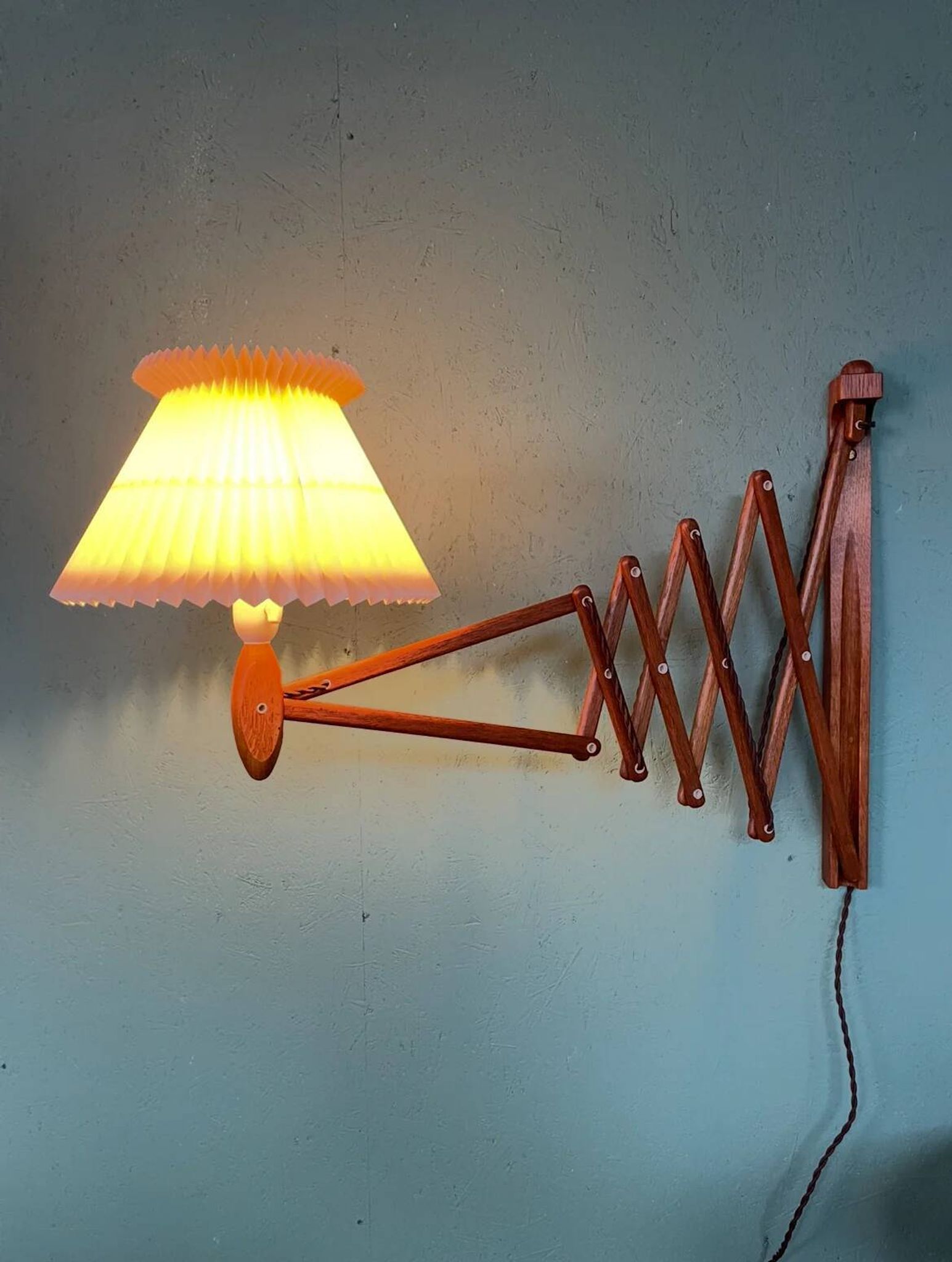 Lampe à ciseaux Le Klint vintage en chêne des années 1960