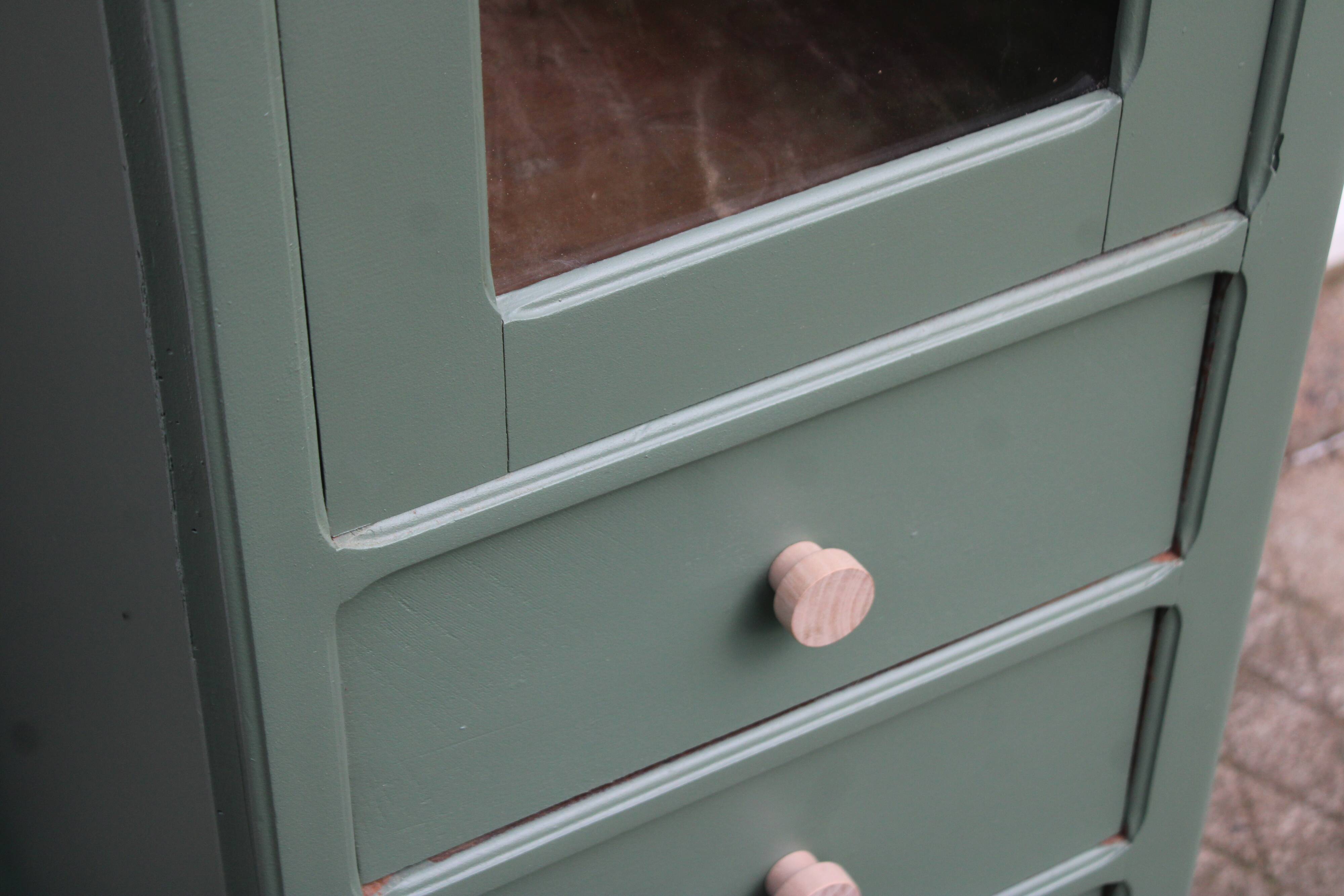 Vitrine haute vintage peinte en vert, rénovée