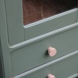 Vitrine haute vintage peinte en vert, rénovée