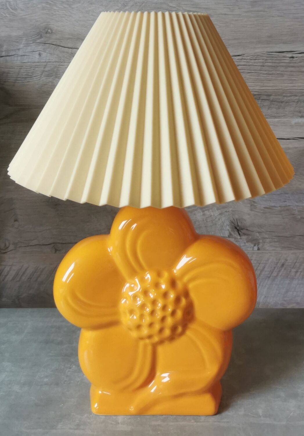 Vintage lamp flower marguerite