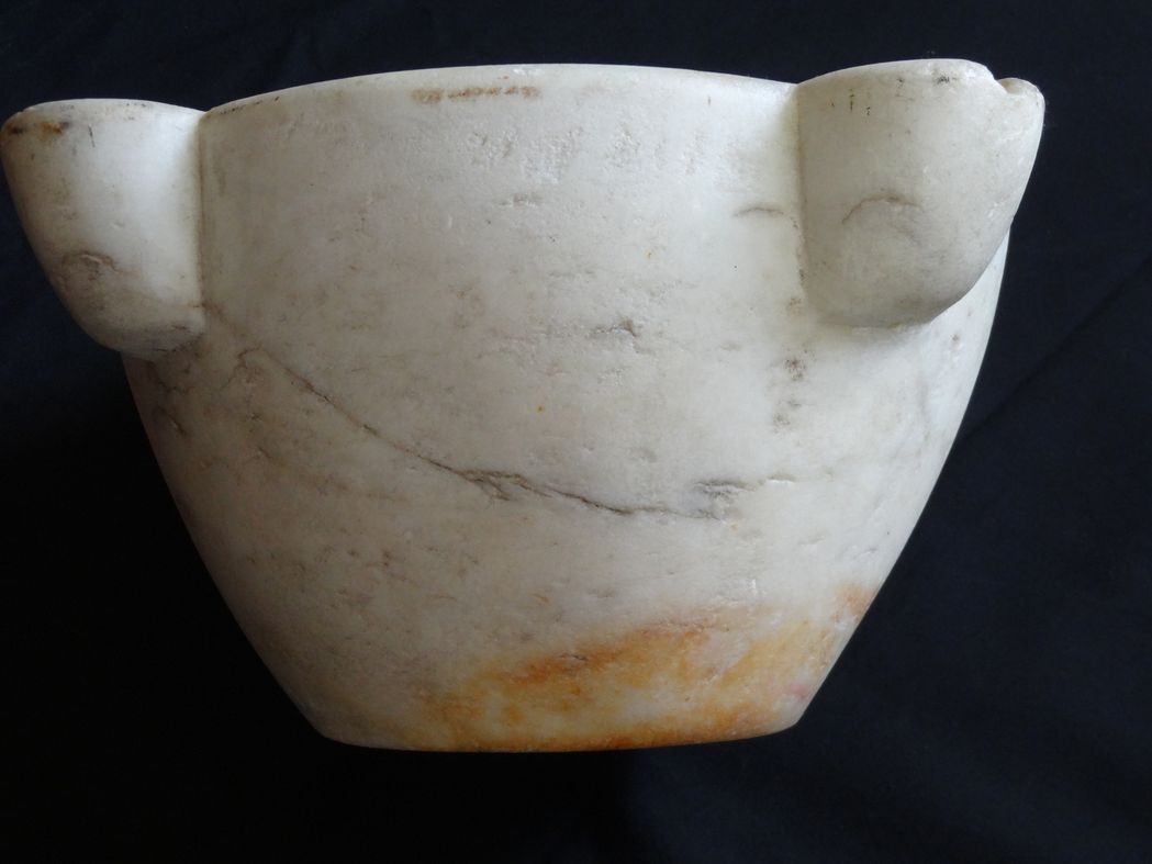 Carrara marble mortar of eighteenth period 37 x 18 cm