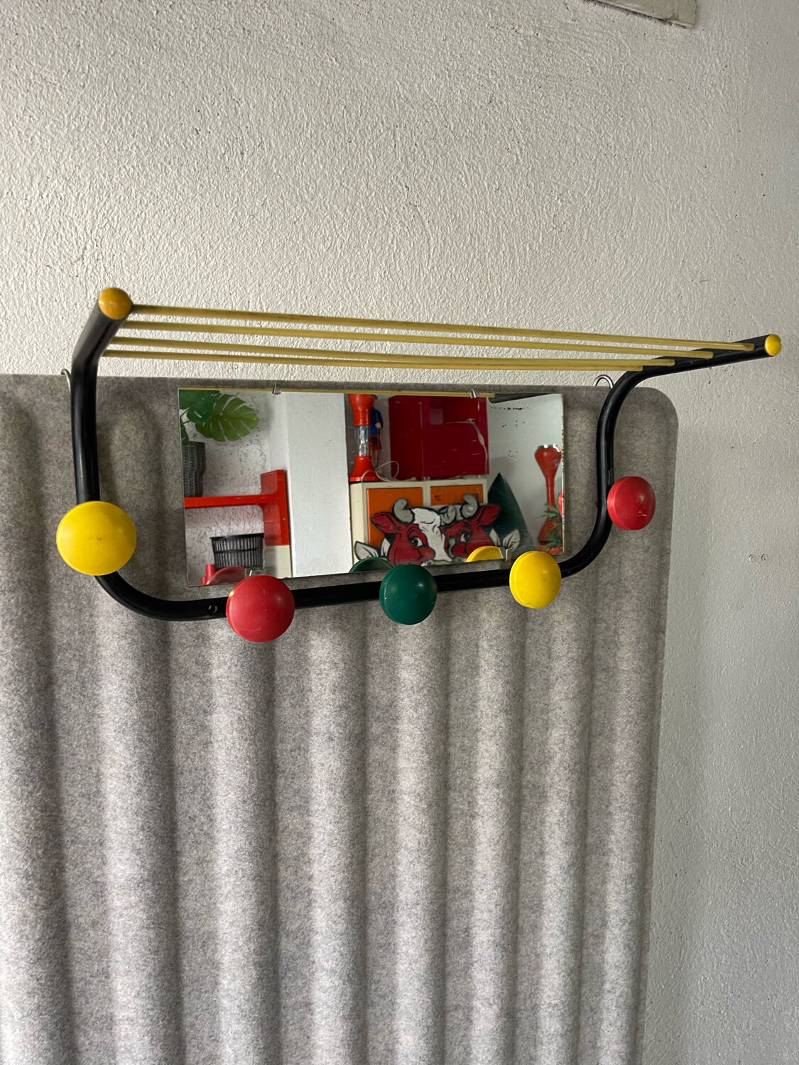 Porte manteau mural métal avec miroir 5 patères couleur jaune rouge et vert, porte chapeau scoubidou, 1960