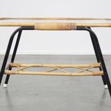 Table basse vintage en rotin des années 1960 avec un plateau en verre et une structure en métal