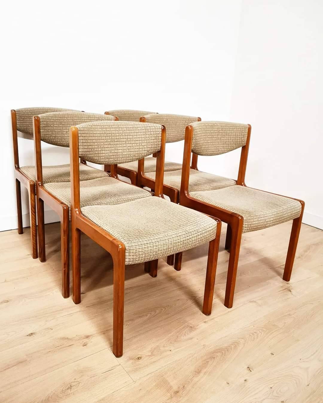 Set of 6 chairs in thick velvet and teak base