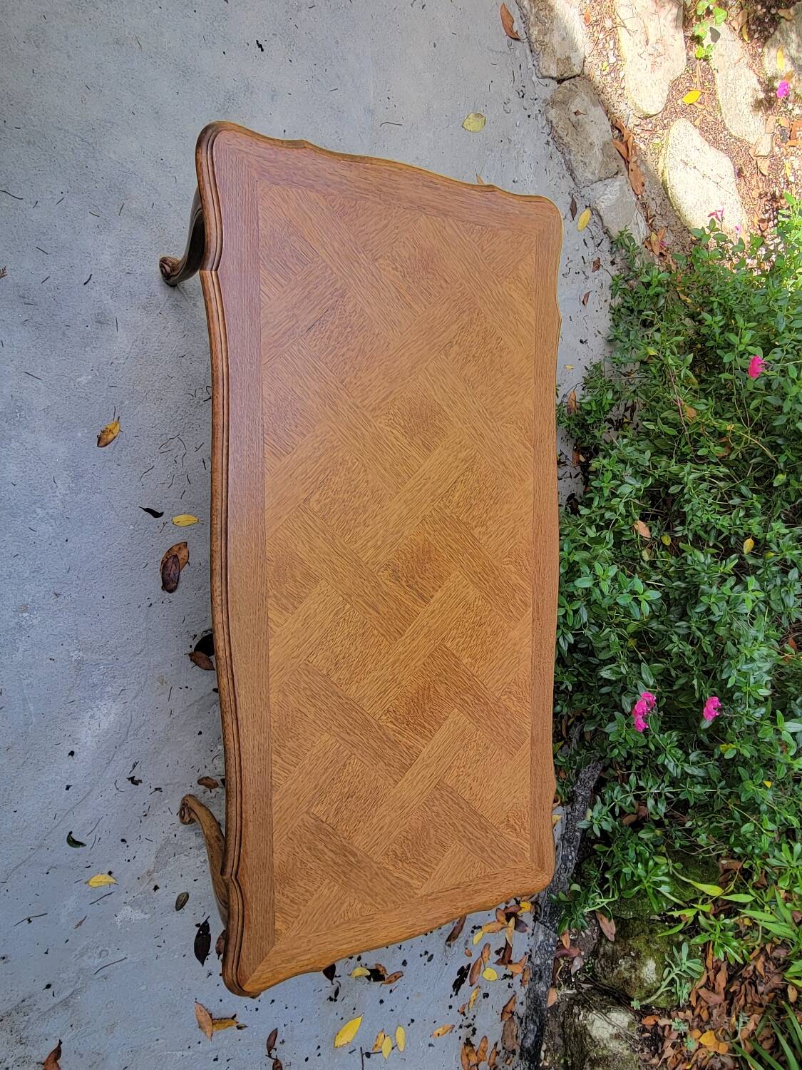 Louis XV coffee table in oak and cherry marquetry.