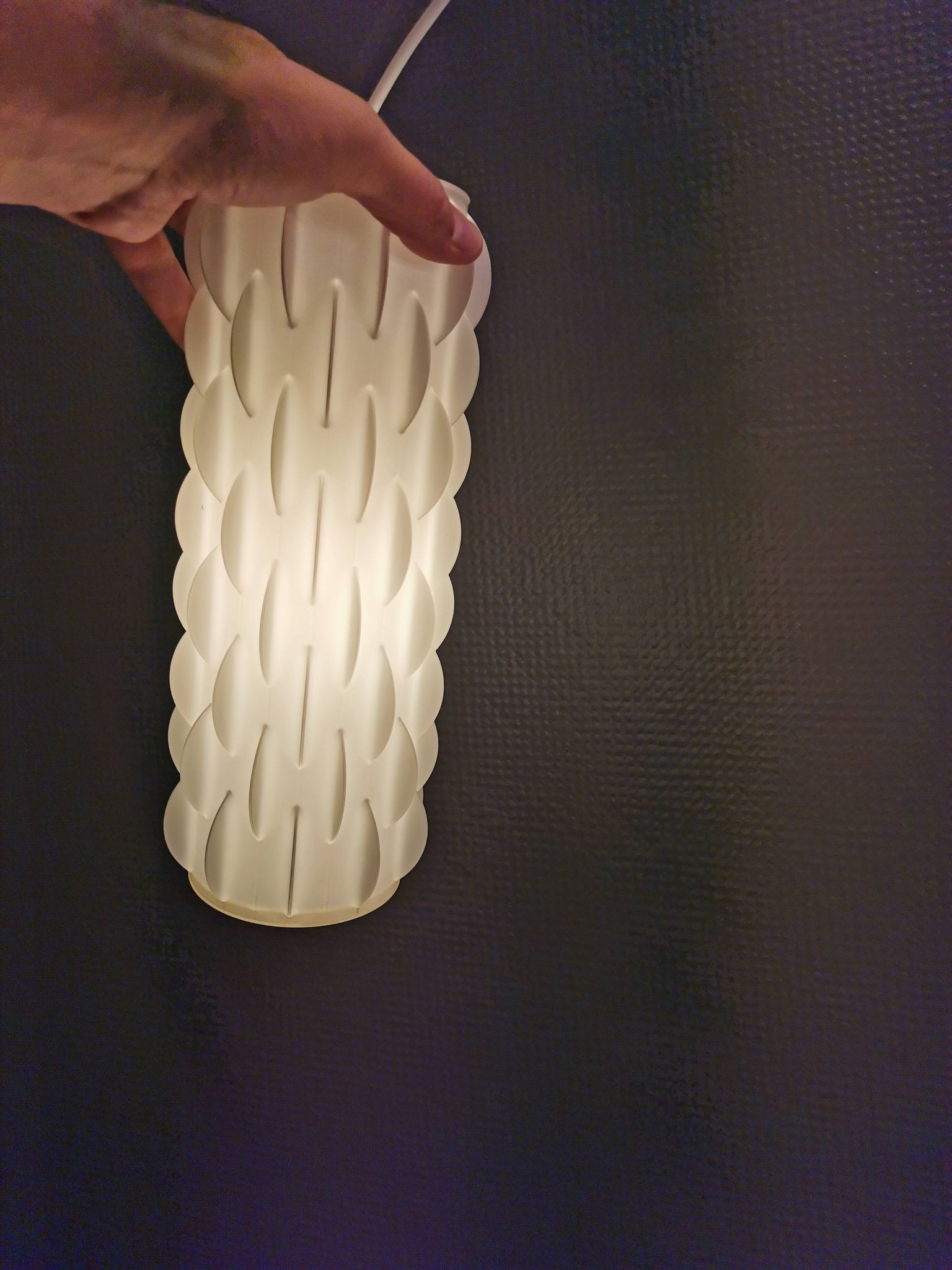 Lampe suspendue modèle Contour, conçue par Lars Schiøler et réalisée par Høyrup Lighting dans les années 1970.
