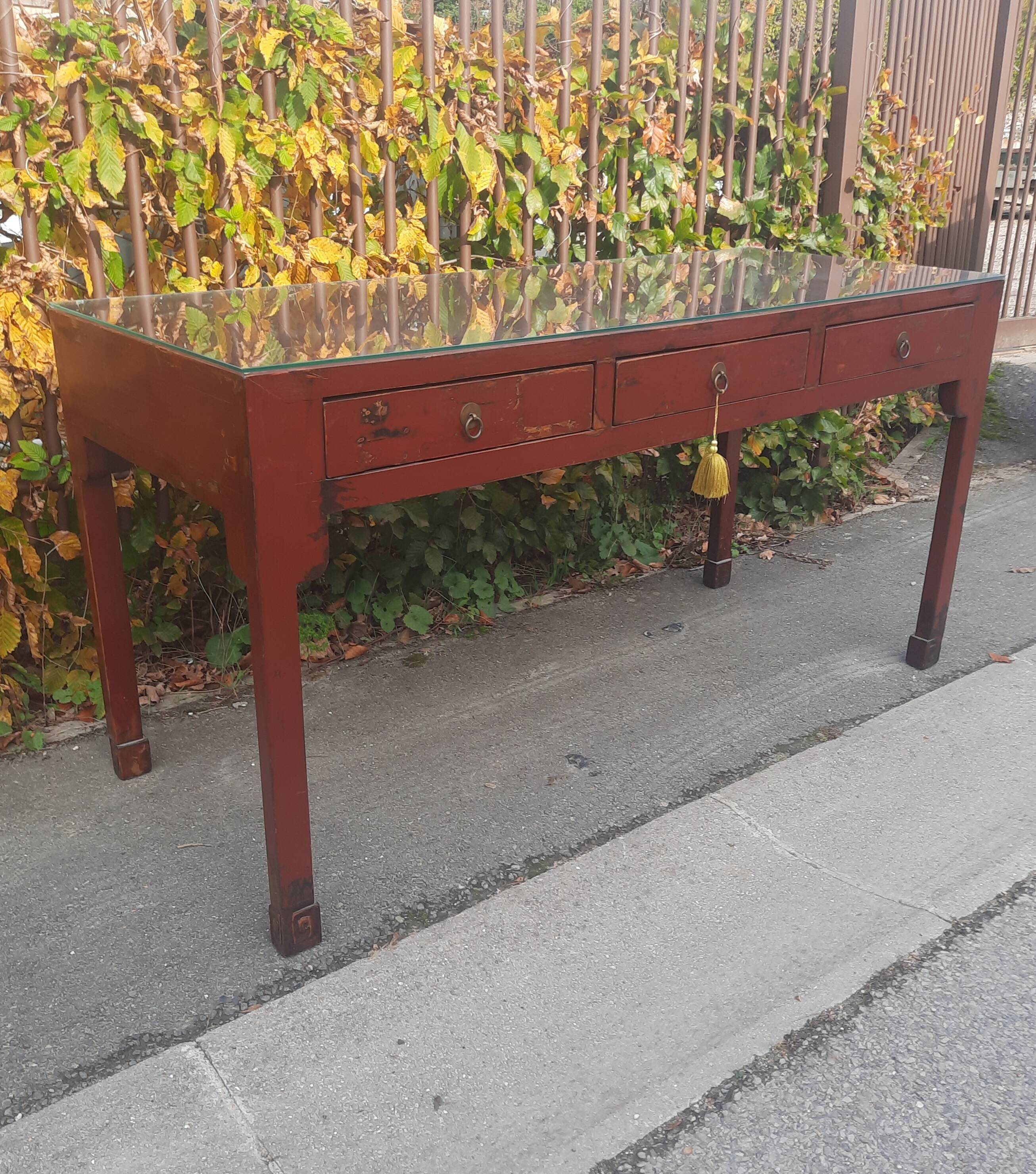 Grande console à tirroir  d extreme orient laquée rouge