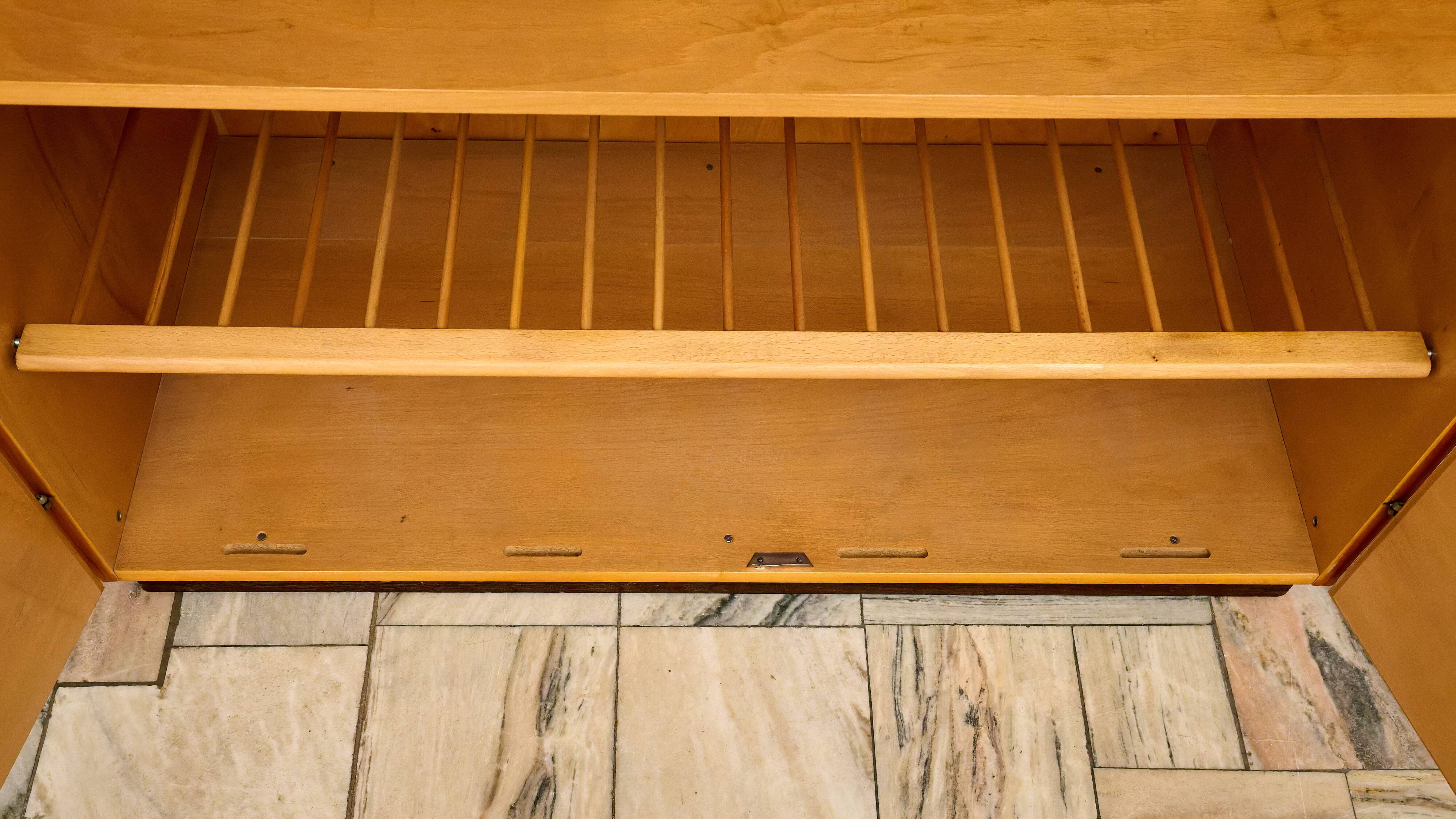 Armoire à deux portes conçue par Mojmír Požár, Tchécoslovaquie, années 1960.