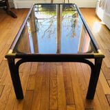 Table basse ancienne en rotin et angles laiton, dessus verre