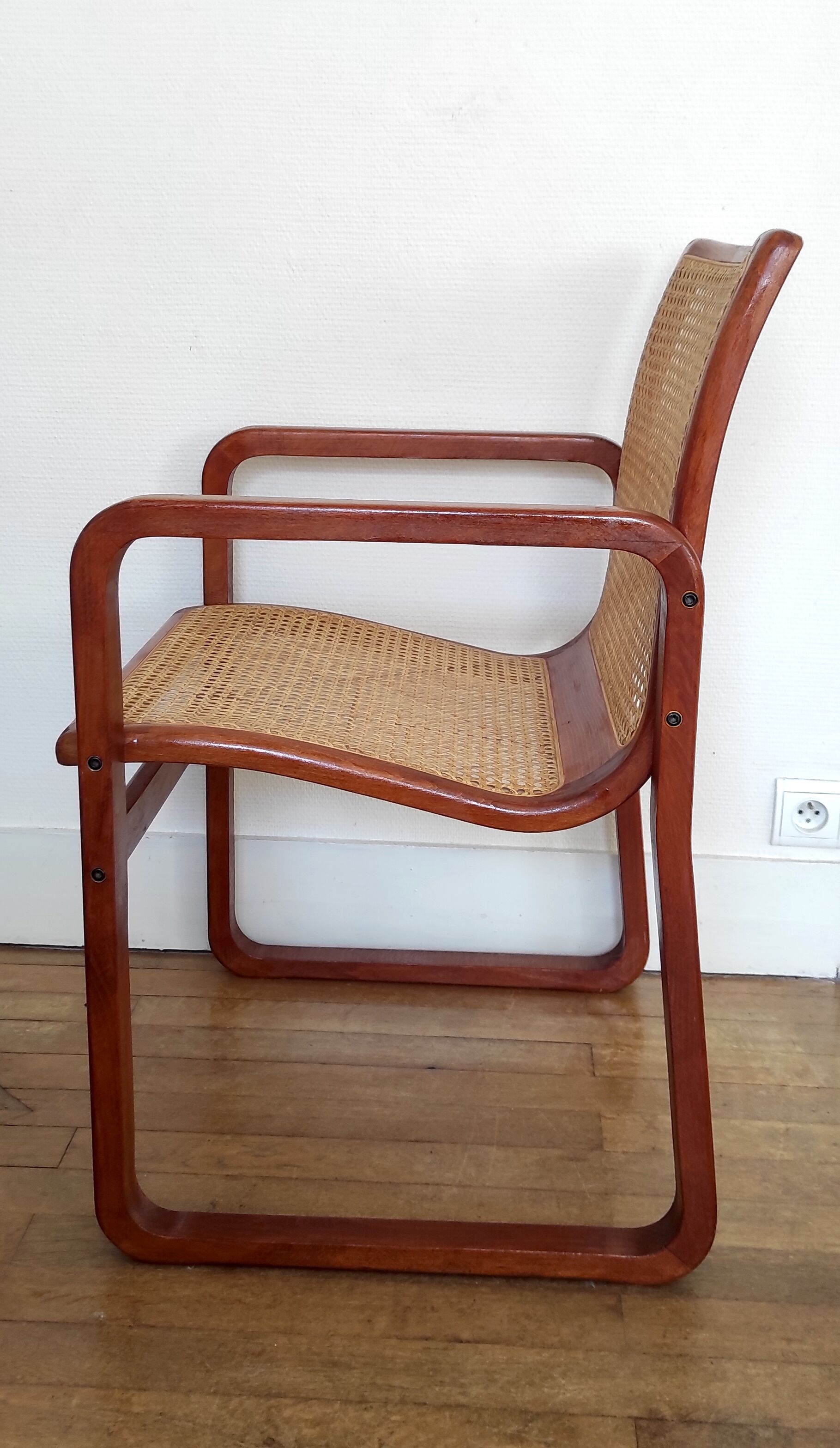 Fauteuil design traineau bois et cannage – années 80