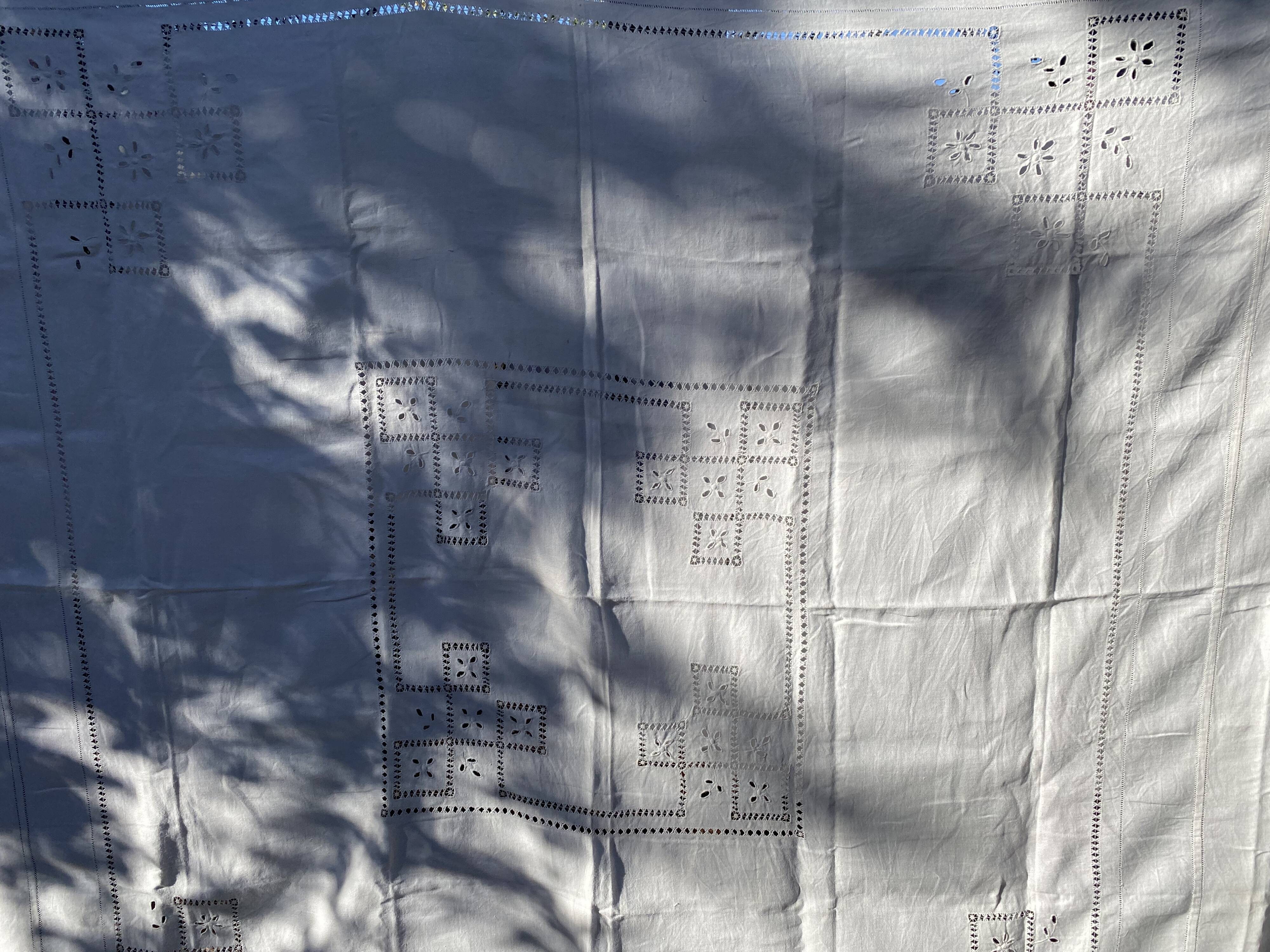 Hand-made linen tablecloth for reception