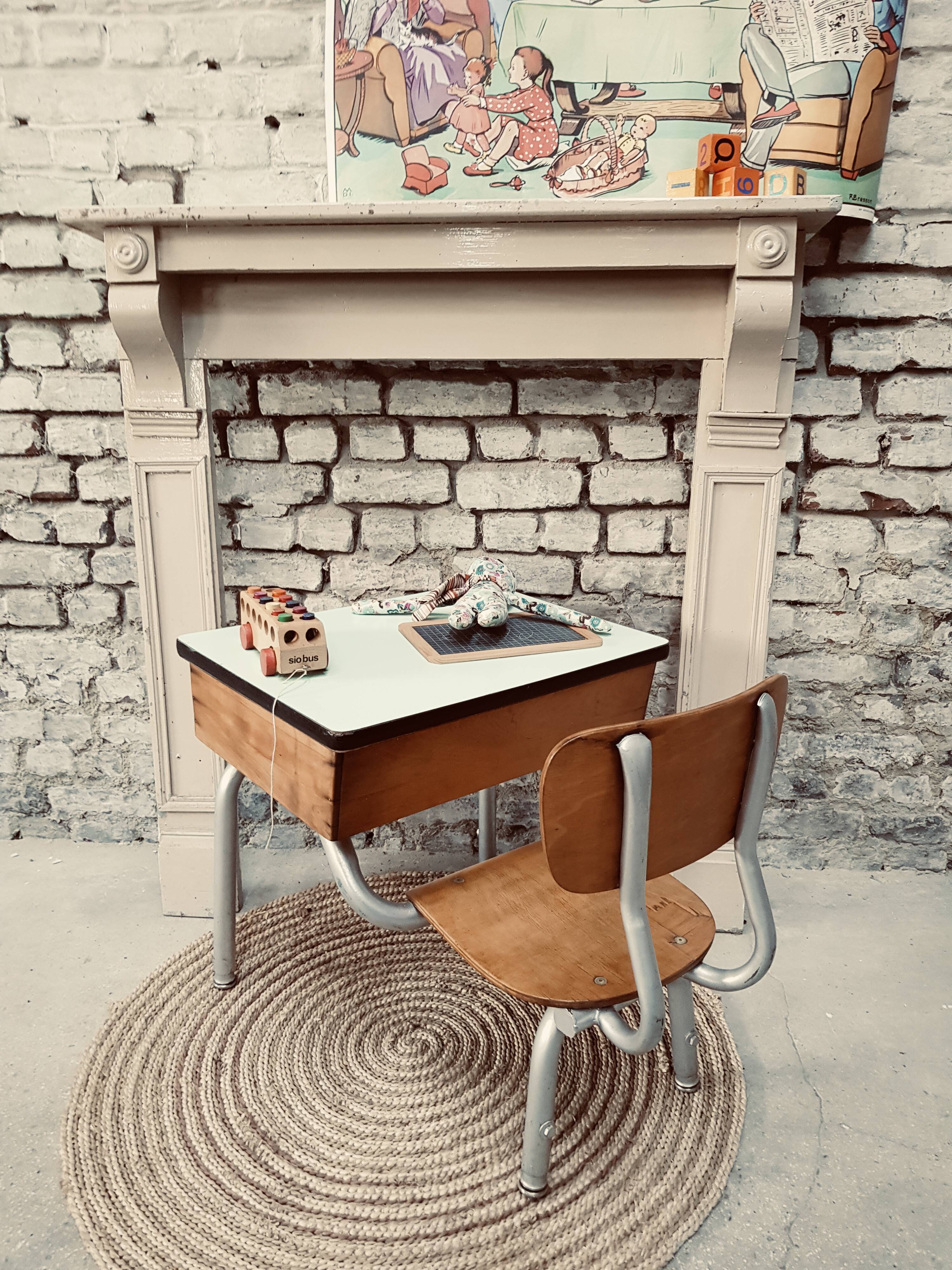 One-piece school desk