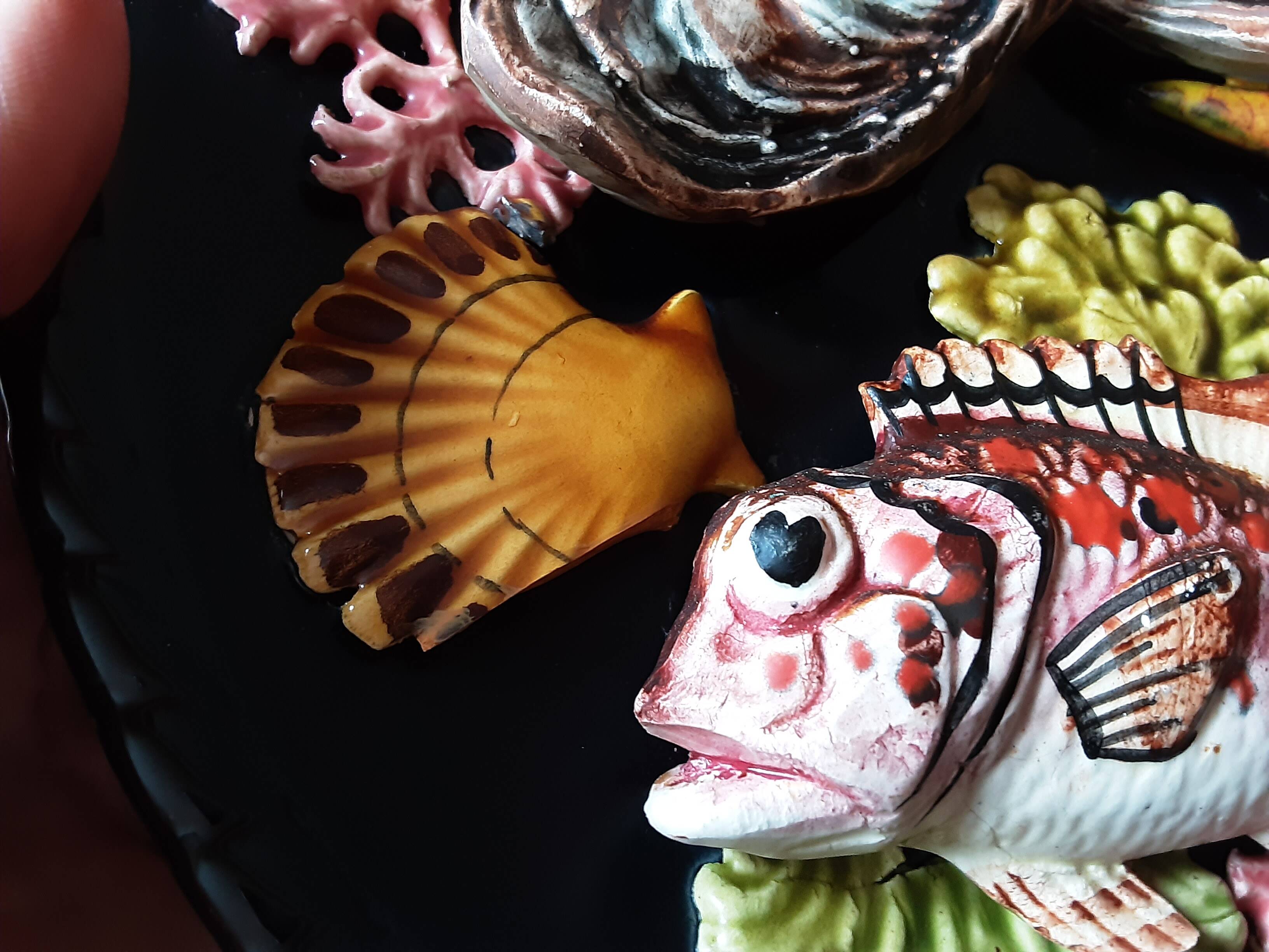 Decorative barbotine plate