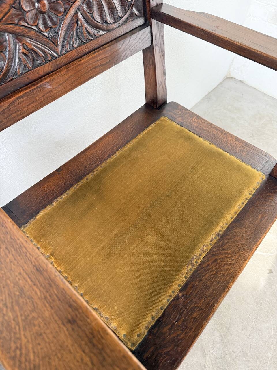 Paire de fauteuils style espagnol bois sculpté 1900