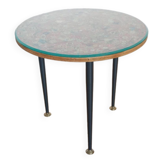 Petite table d'appoint décoré de bagues de cigare sous verre biseauté