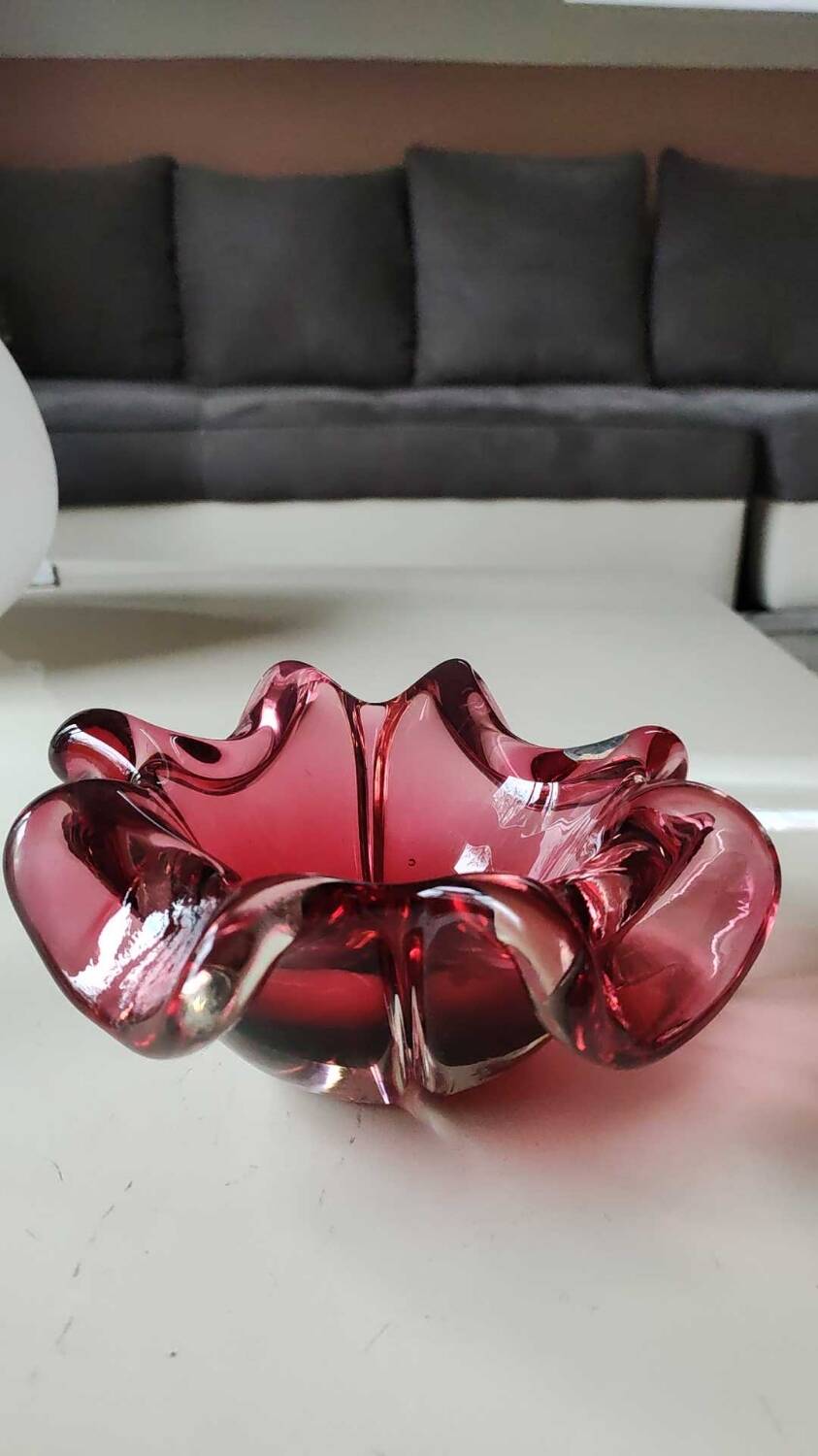 Floral/Corolla shaped pocket emptier. Murano Italy/Chambord by Fratelli Toso. In pink blown glass. Diam 18 cm