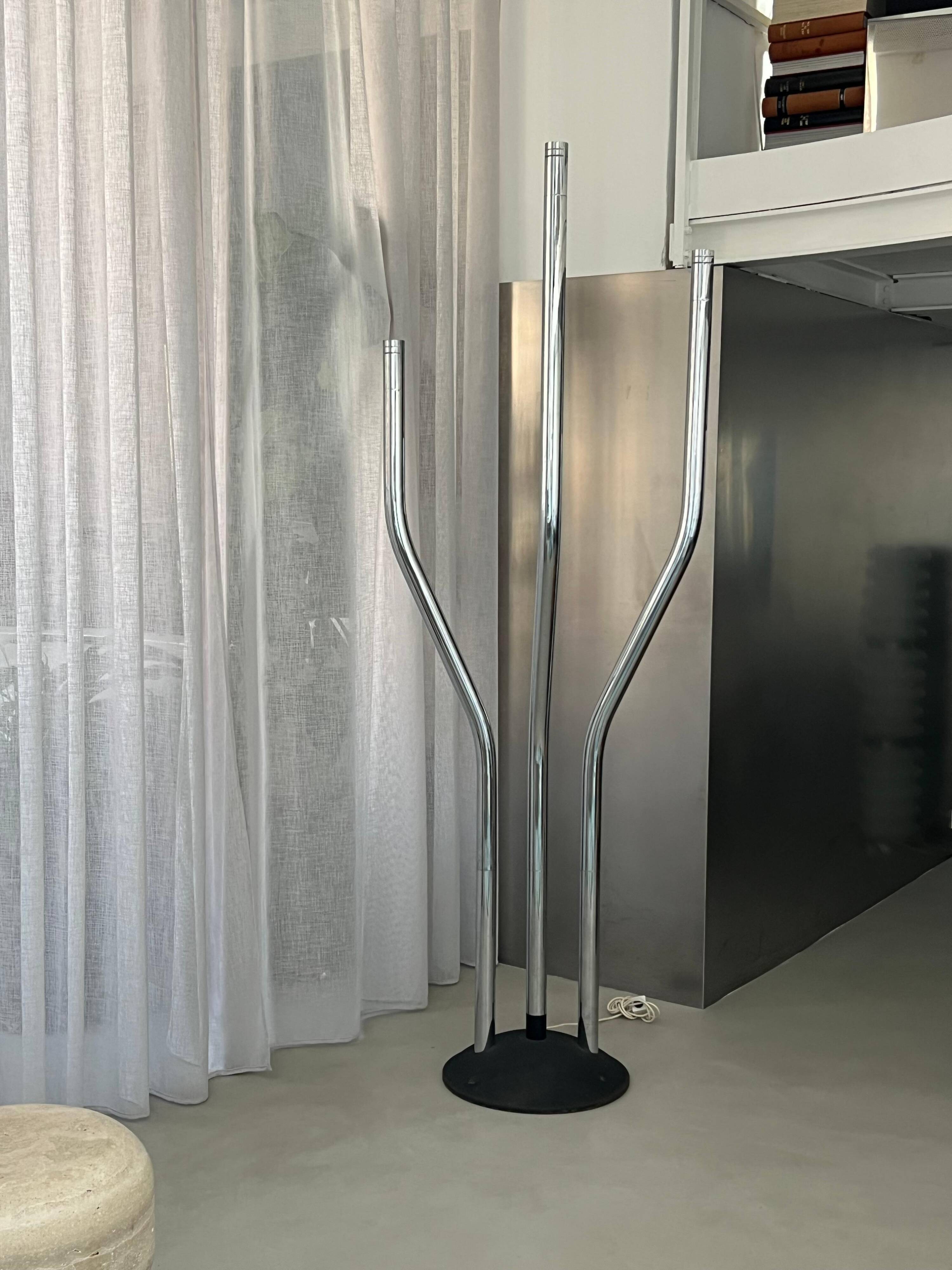 Massive Sculptural Chromed Floor Lamp, adjustable arms, Italian Collectible