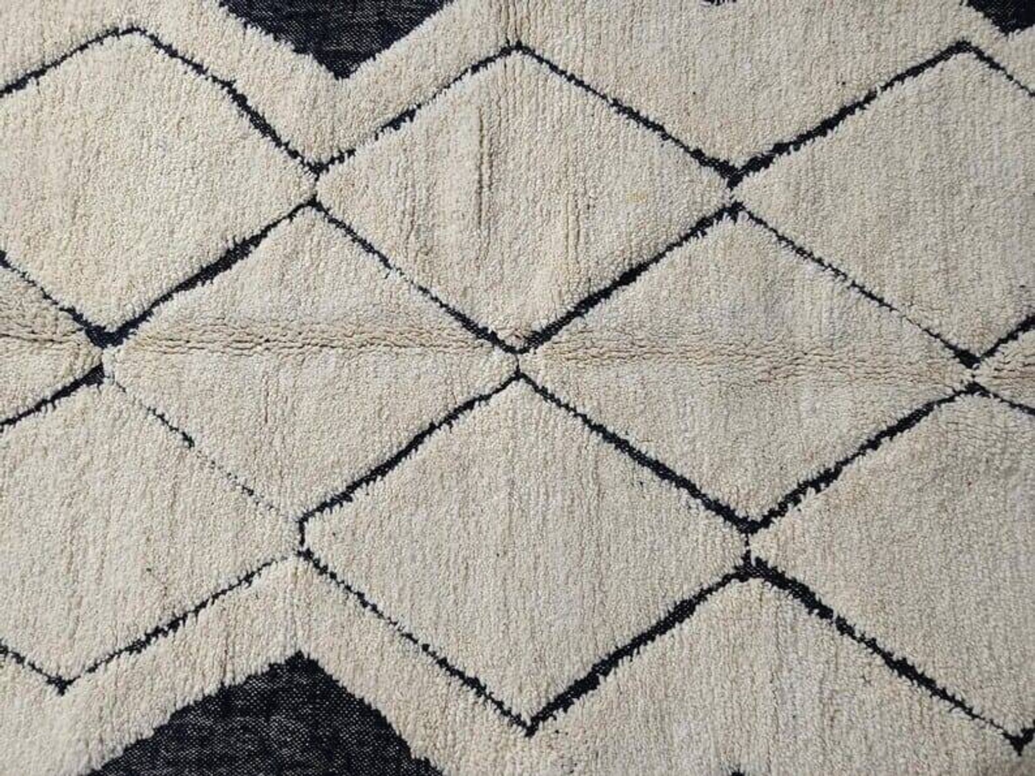 Traditional handmade wool rug, size 1.4/2.6 m.