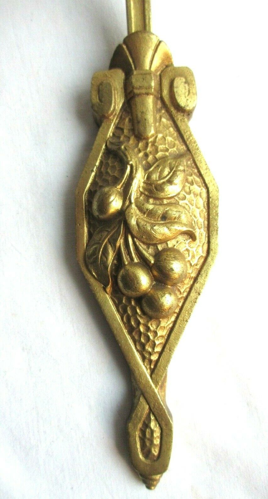 Art Deco wall light gilded bronze carved with cherries, pink tulip Rose in pink glass paste