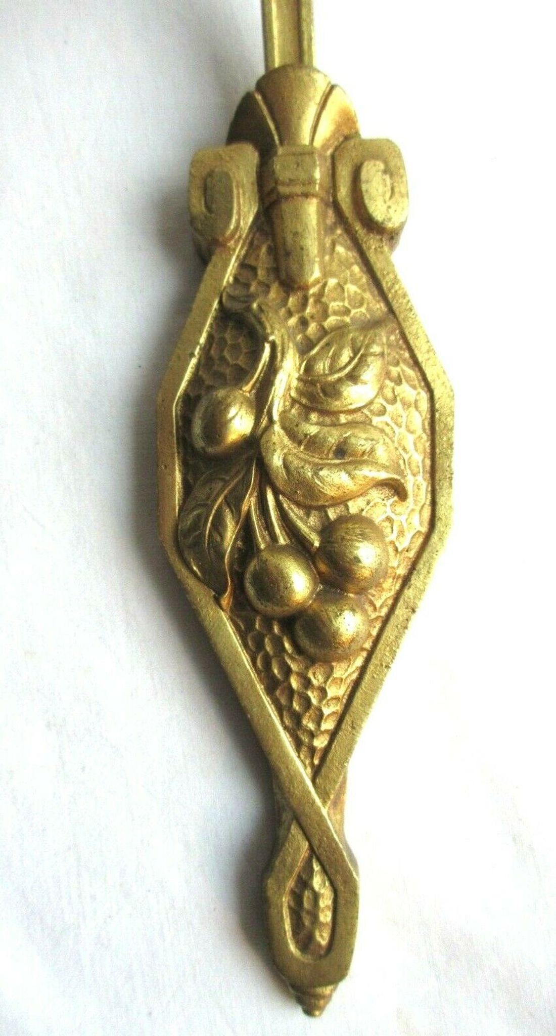 Art Deco wall light gilded bronze carved with cherries, pink tulip Rose in pink glass paste