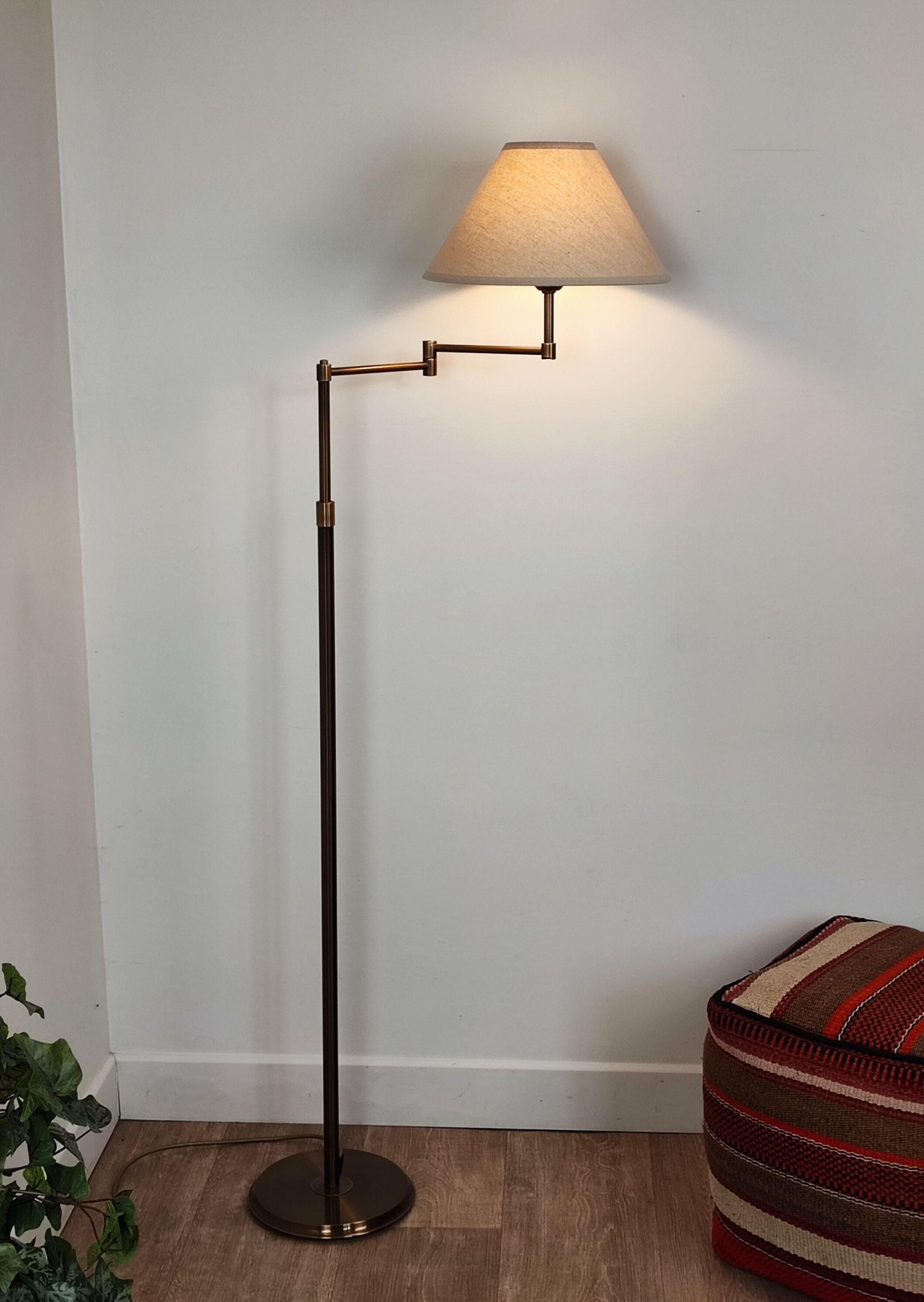 Floor lamp reading 80'
