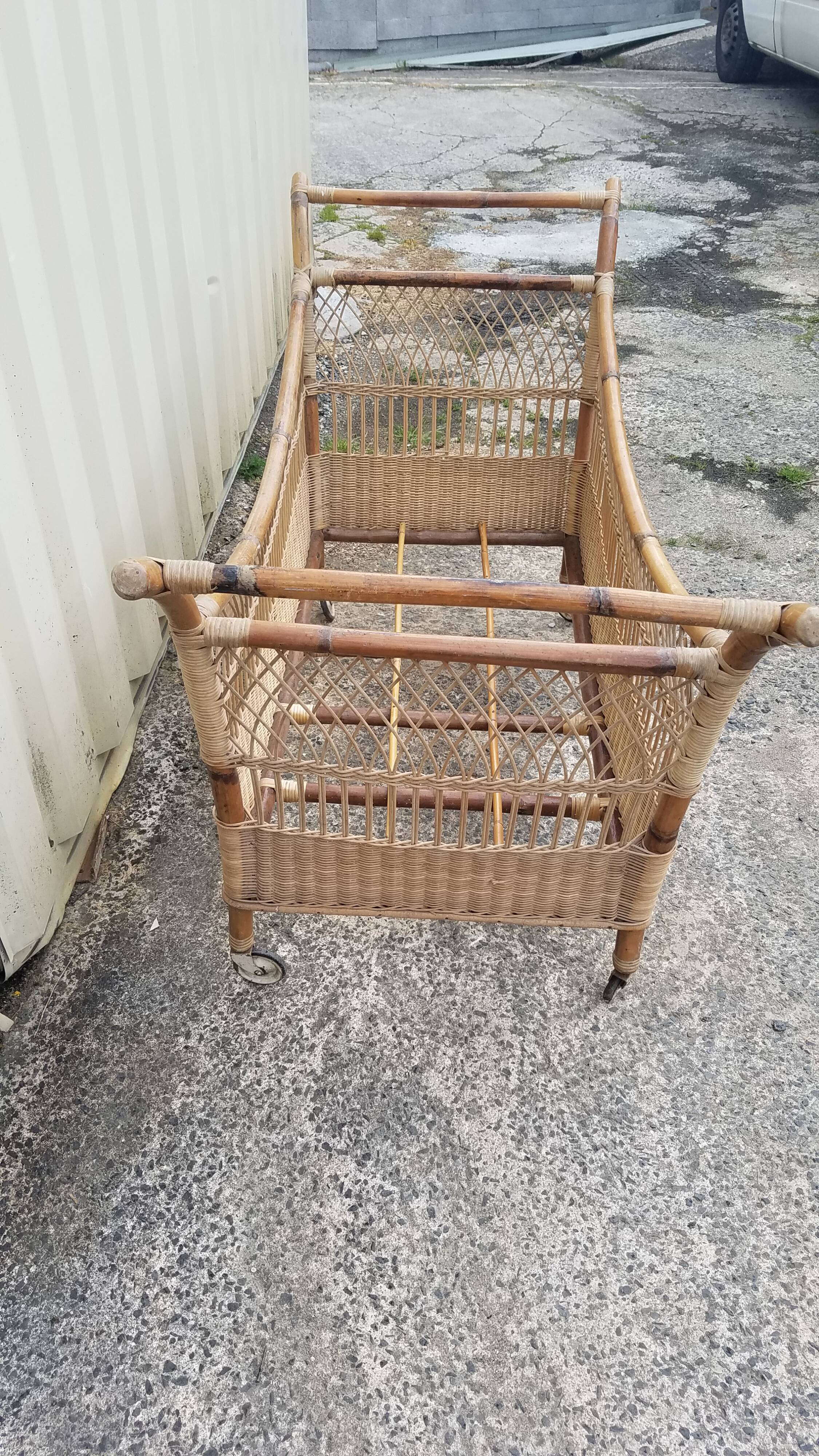 Baby wicker bed