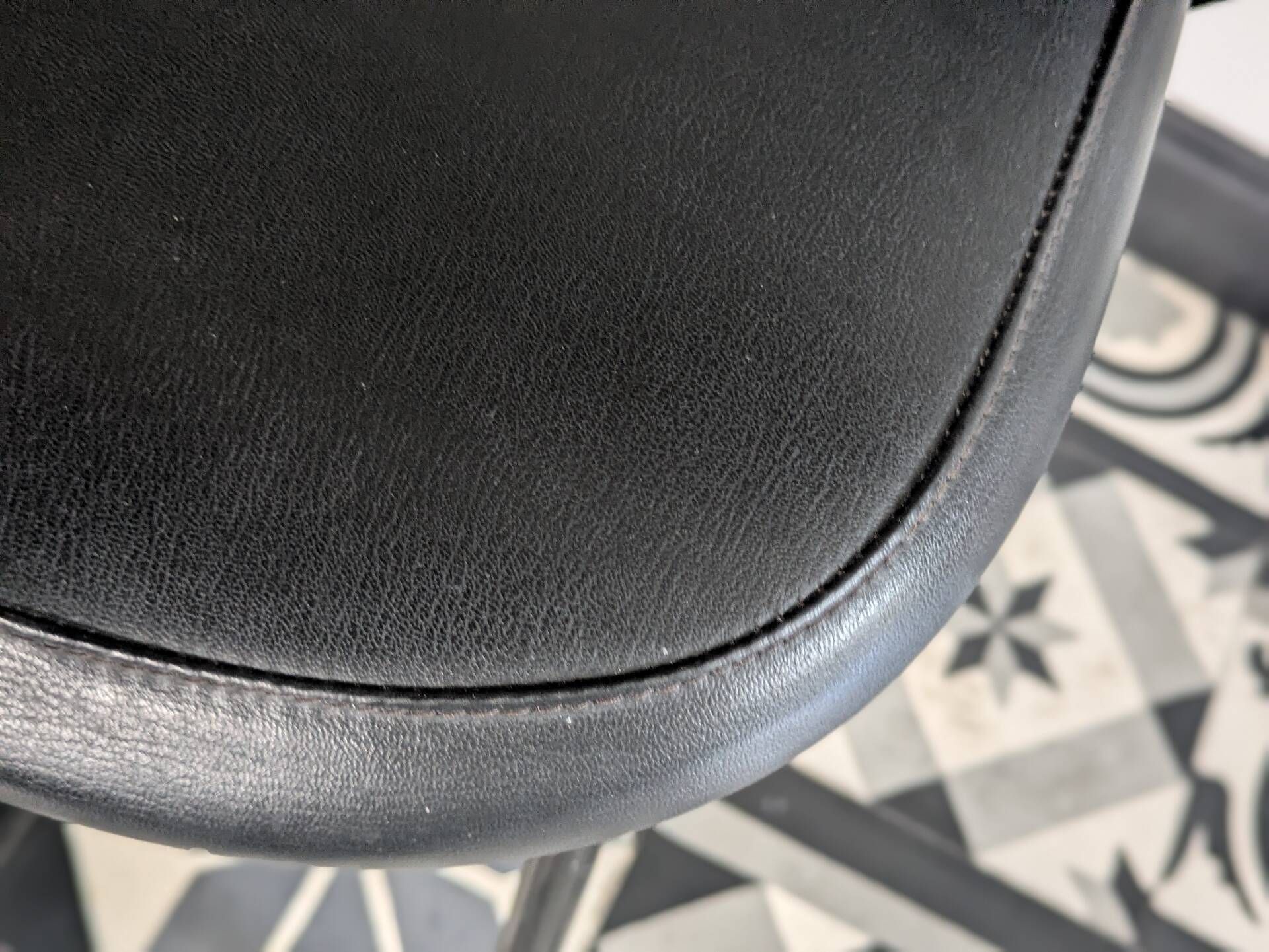 Pair of vintage 1970s armchairs/chairs in Italian Saarinen style.