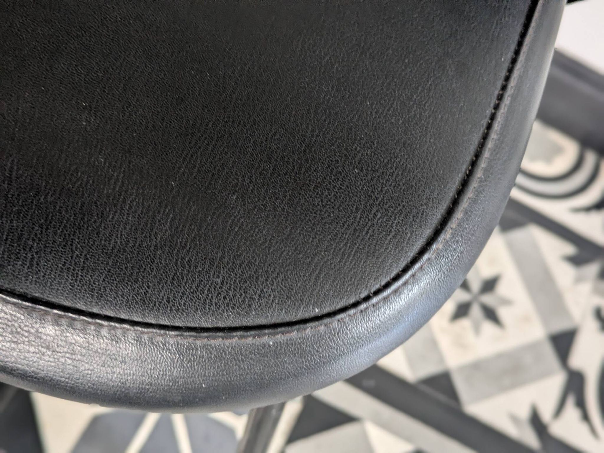 Pair of vintage 1970s armchairs/chairs in Italian Saarinen style.