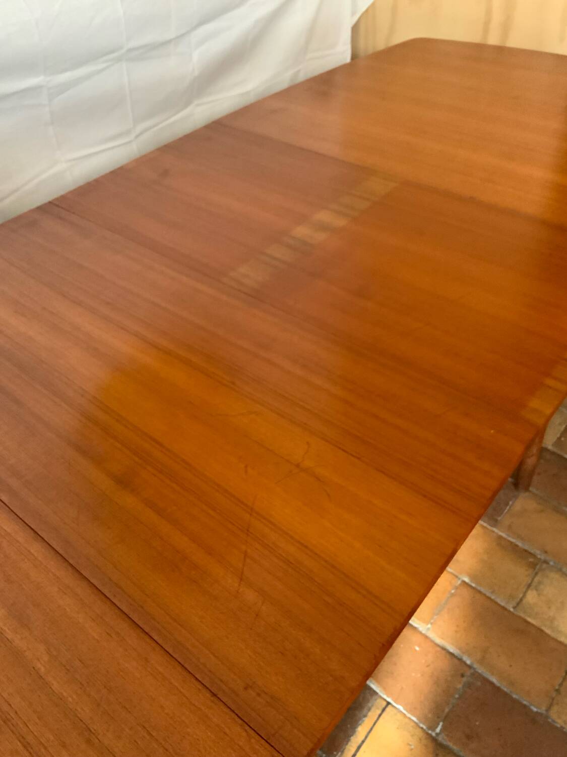 Extendable dining table