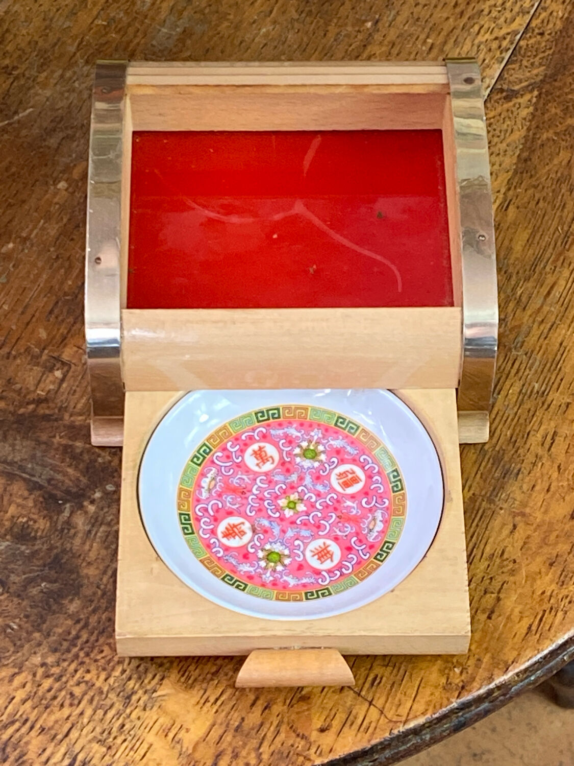 Sliding lid cigarette or cigarillo box