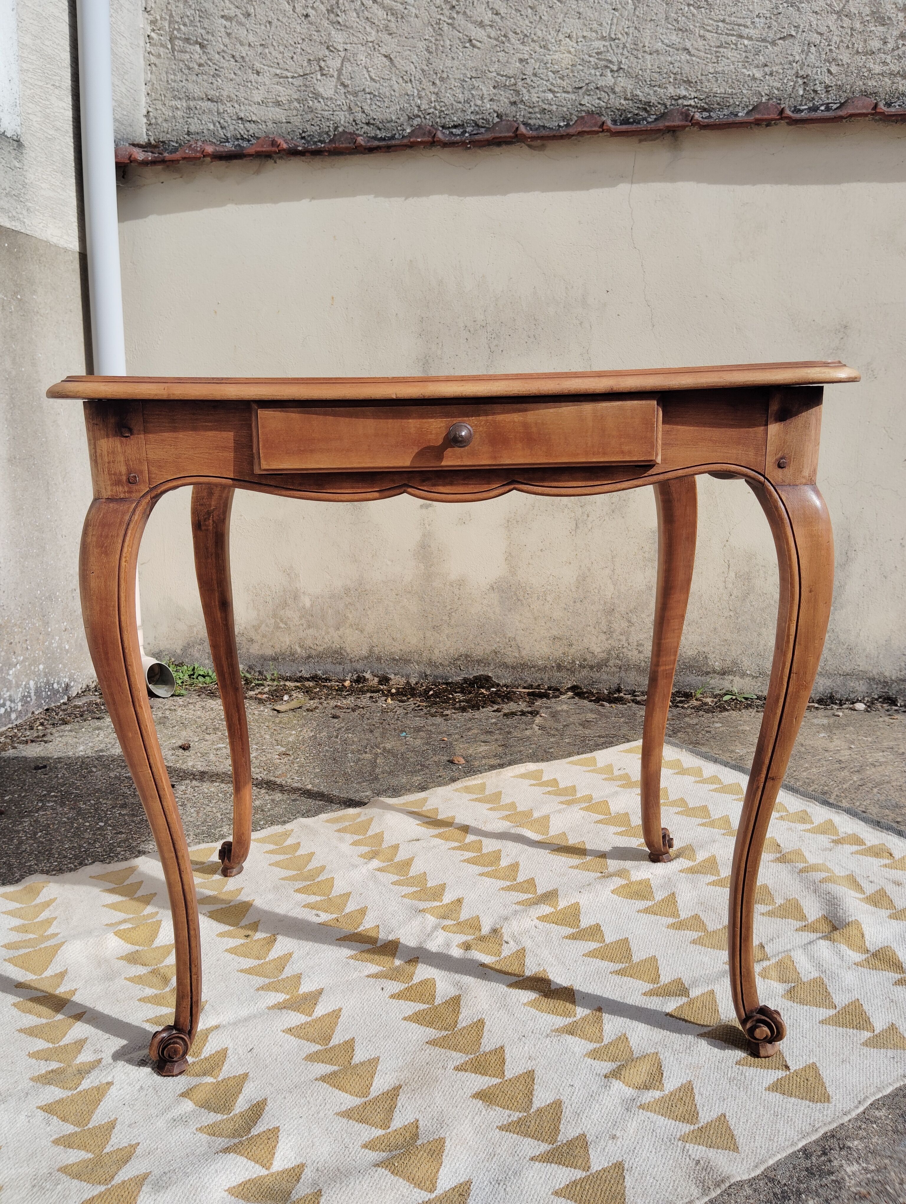 Table ou écritoire style Louis XV noyer éclairci