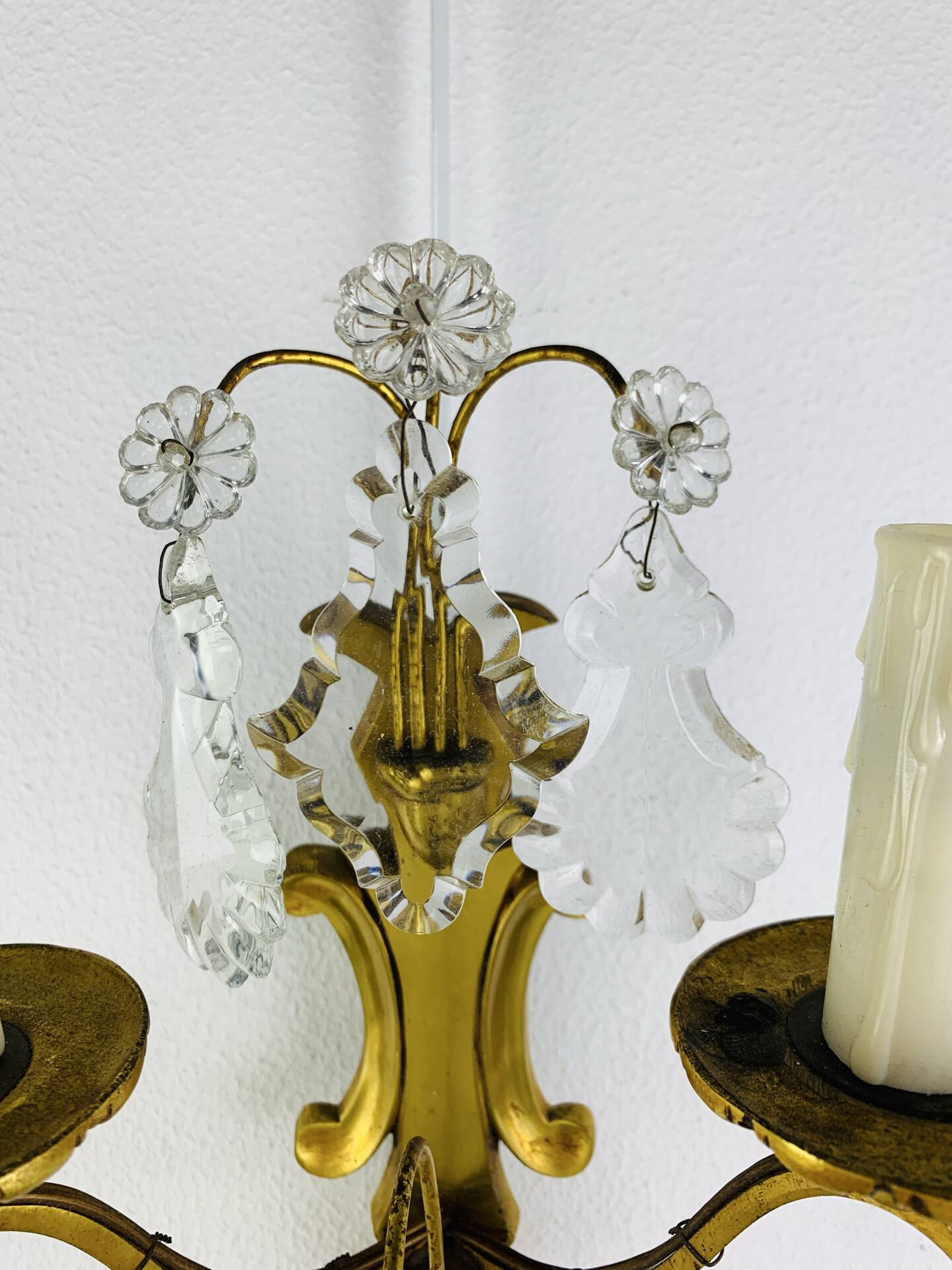 Bronze wall light with rococo style Louis XV pendants.