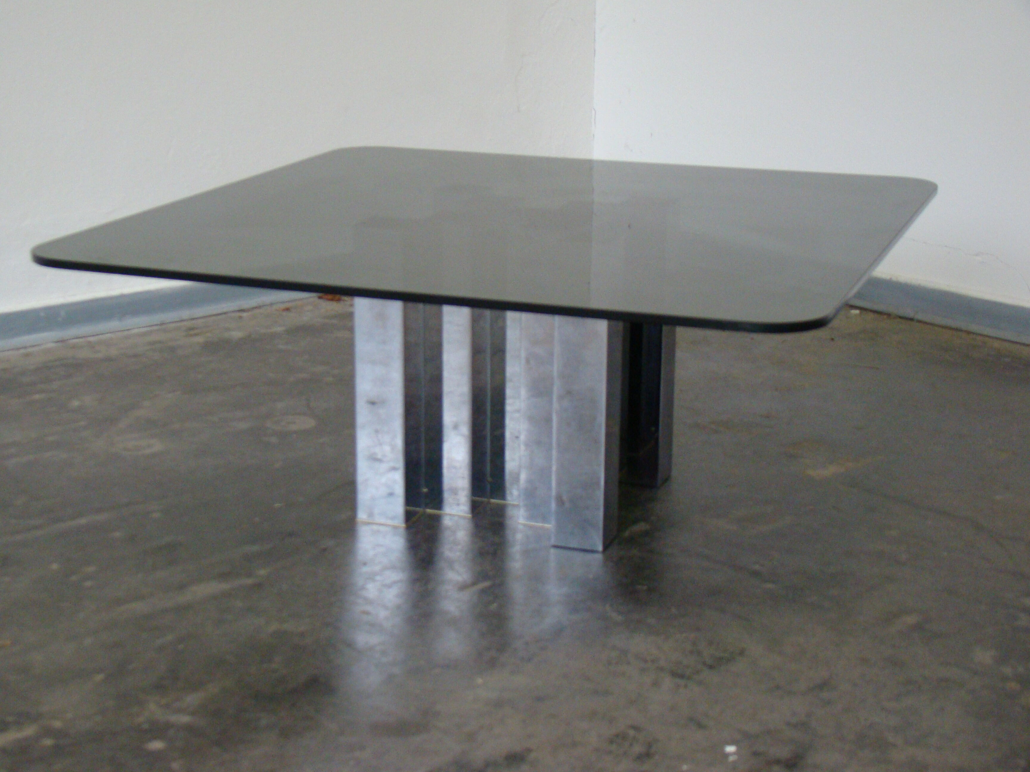 Table basse en verre fumé et chrome 1970