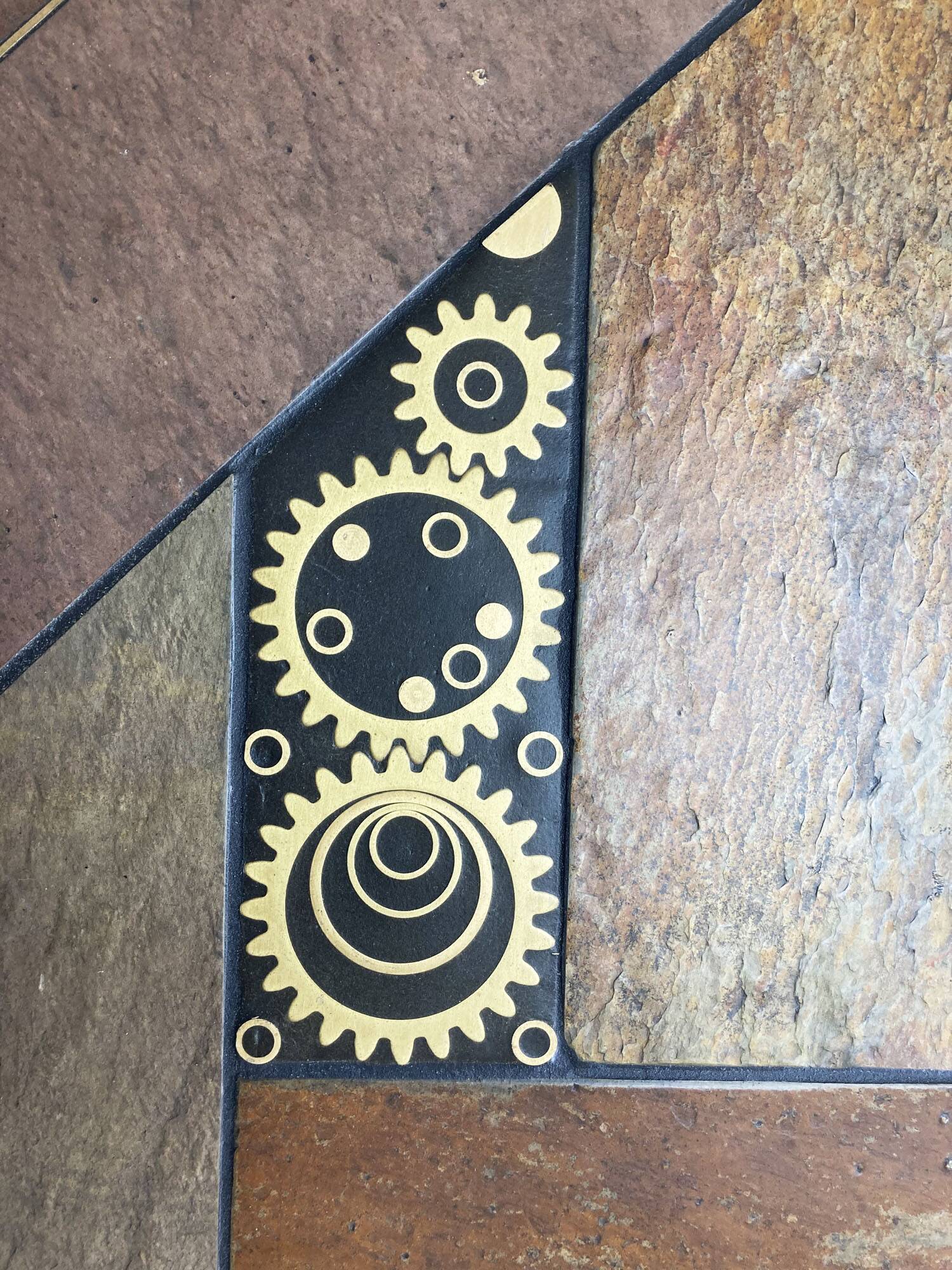 Table basse brutaliste Paul Kingma - pierre, ardoise et laiton