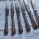 Service de 12 couteaux en métal argenté Frionnet François