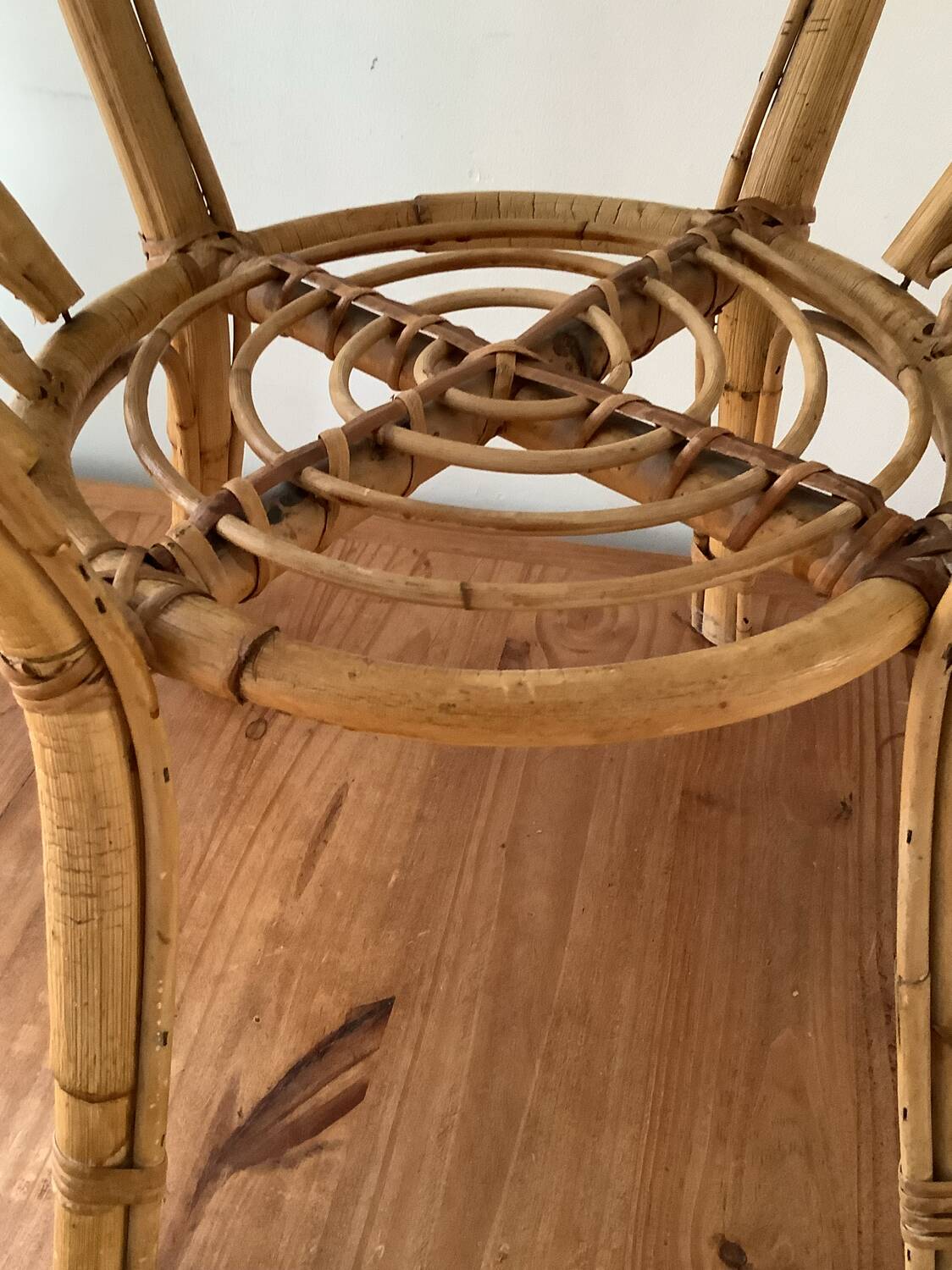 Table basse vintage en rotin et verre