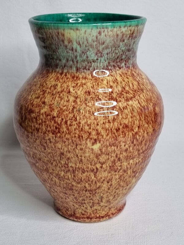 Vase en grès émaillé vert et brun moucheté – signé Accolay – 22 cm