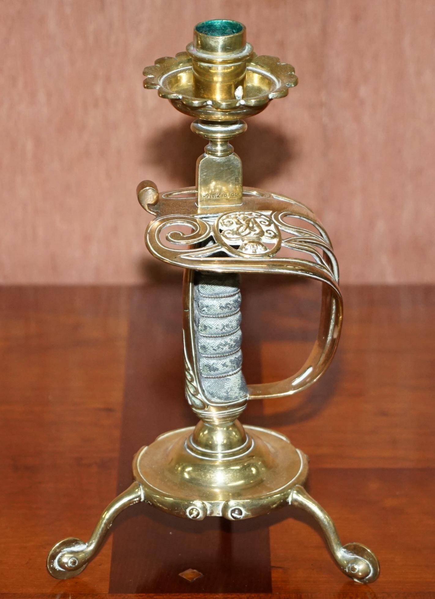 Paire de chandeliers poignée d'épée 1905 estampillés Benham & Froud VR