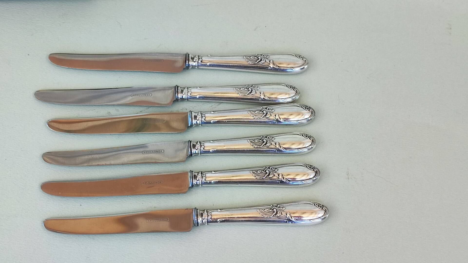 6 couteaux en métal argenté